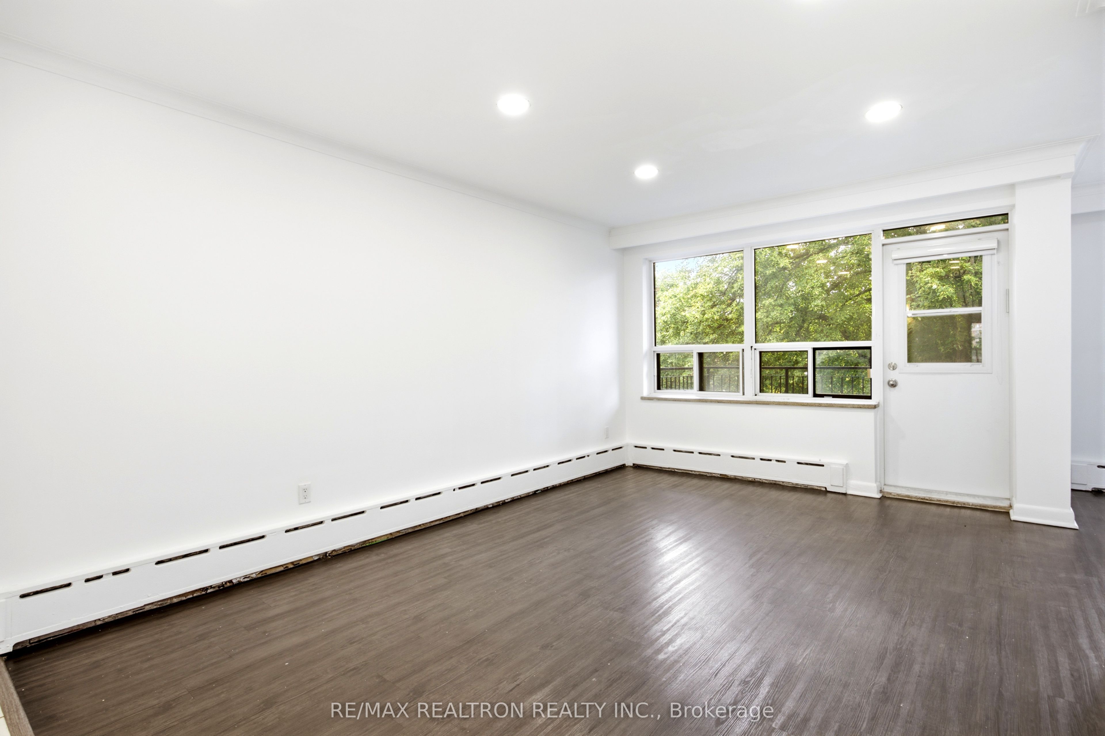 26 Meadowbrook Road 7, Toronto, ON M6B 2S4 photo 2