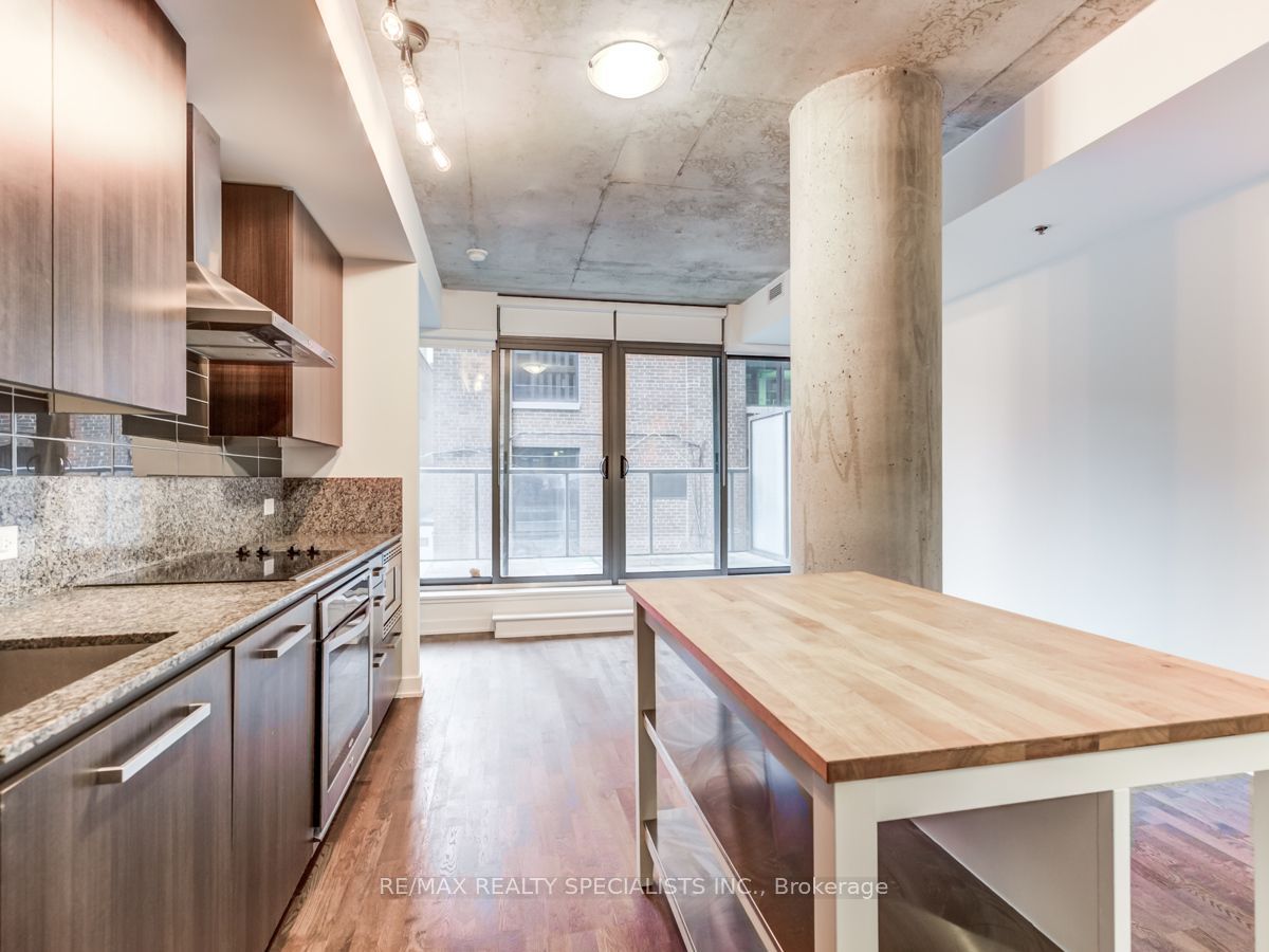 15 Beverley Street 304, Toronto, ON M5T 1X8 photo 3
