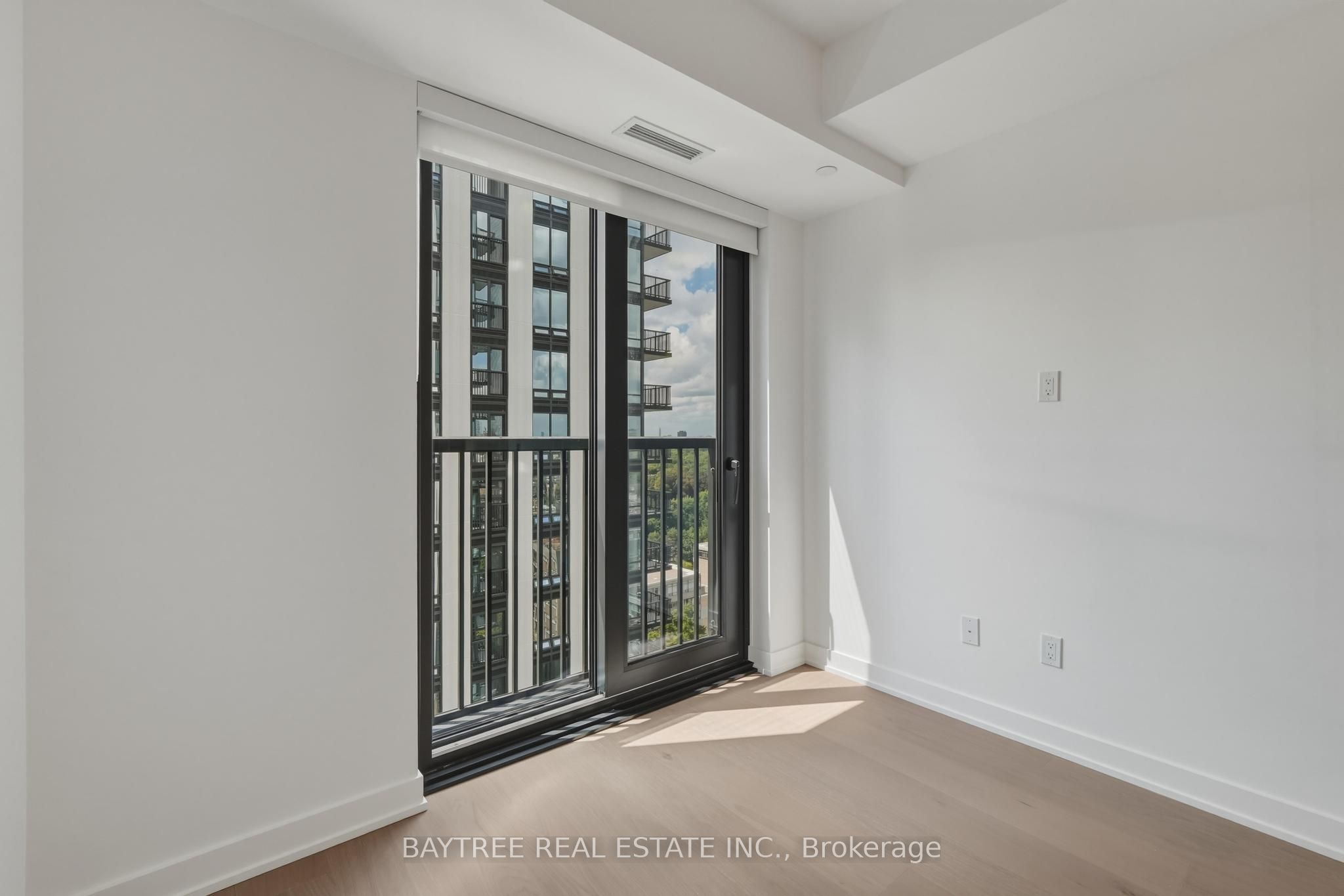 89 Montclair Avenue 1726, Toronto, ON M5P 0A9 photo 4