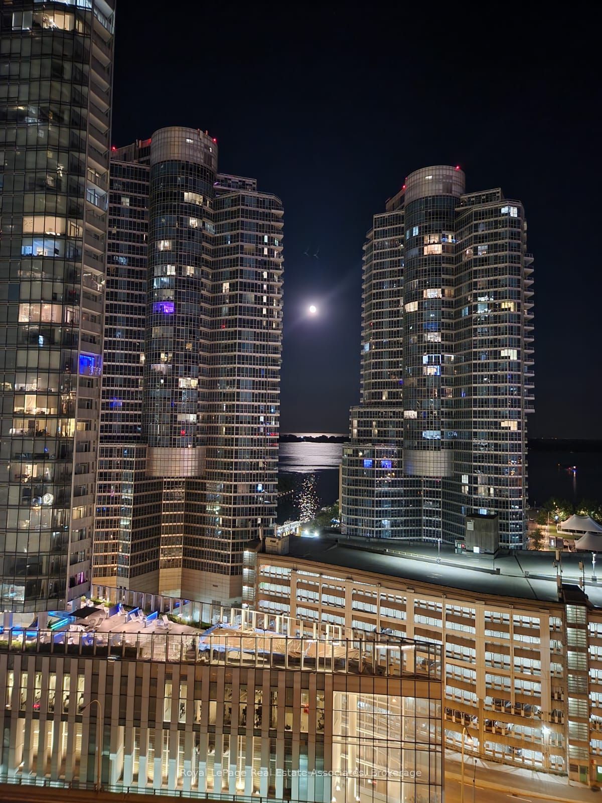 19 Grand Trunk Crescent 1910, Toronto, ON M5J 3A3