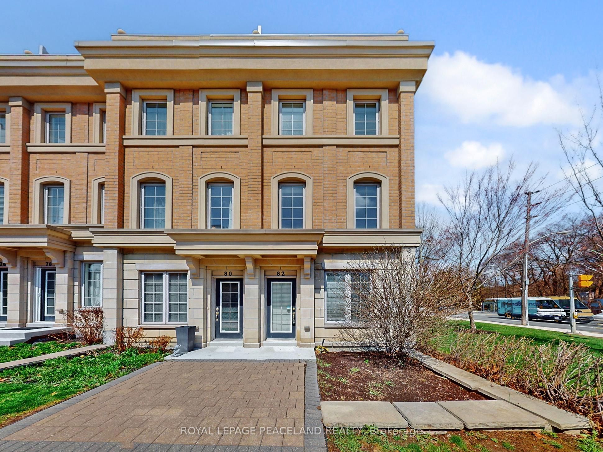 82 Hargrave Lane, Toronto, ON M4N 0A4 photo 2