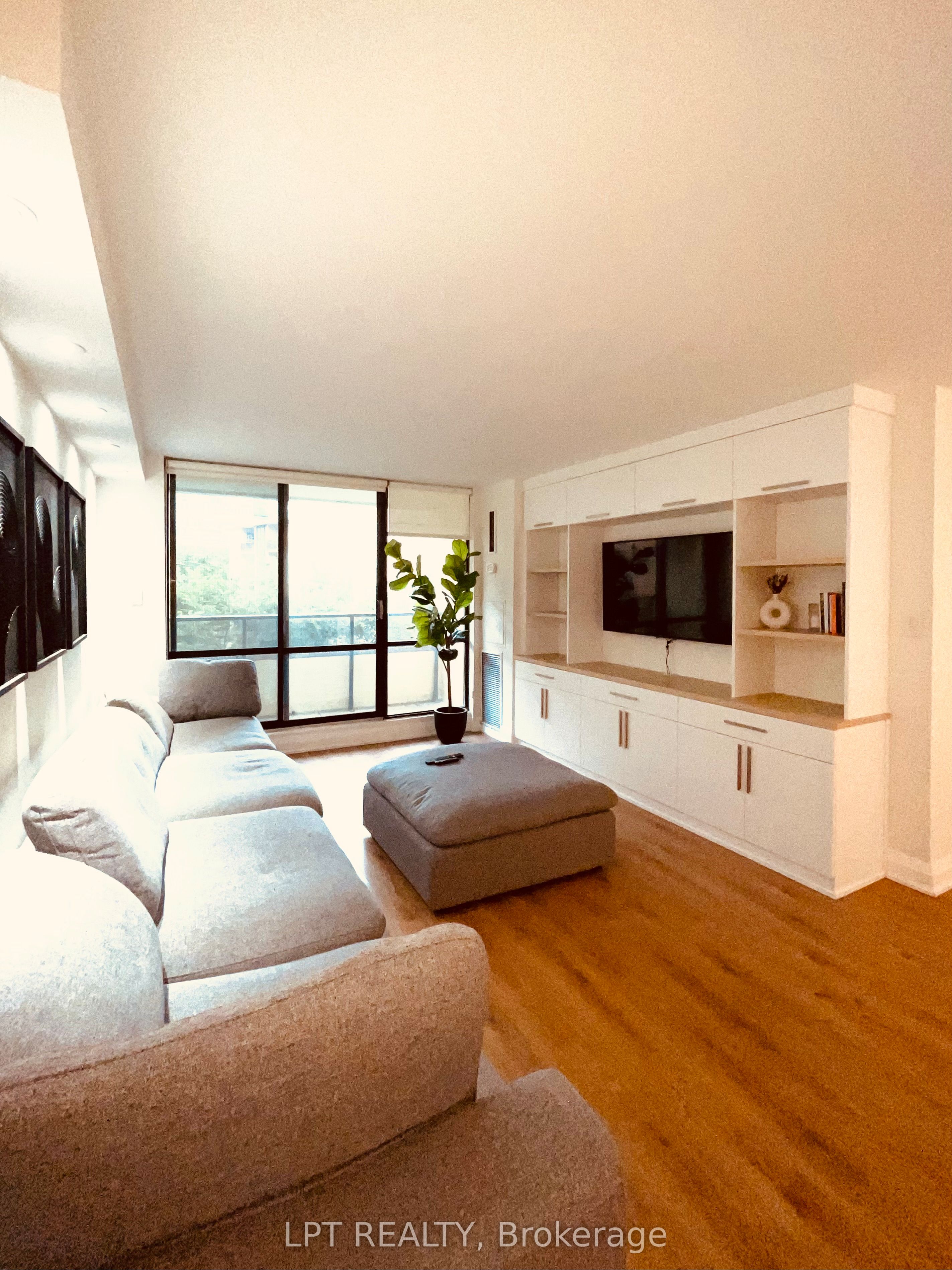 22 Shallmar Boulevard 402, Toronto, ON M5N 2Z8