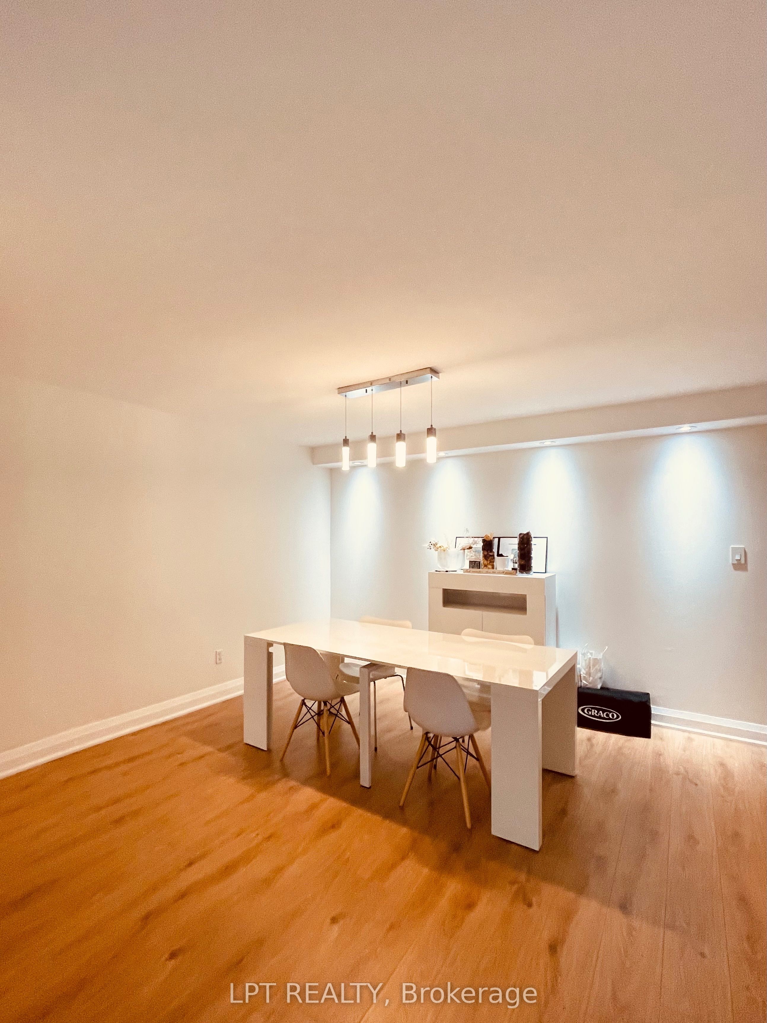 22 Shallmar Boulevard 402, Toronto, ON M5N 2Z8 photo 5