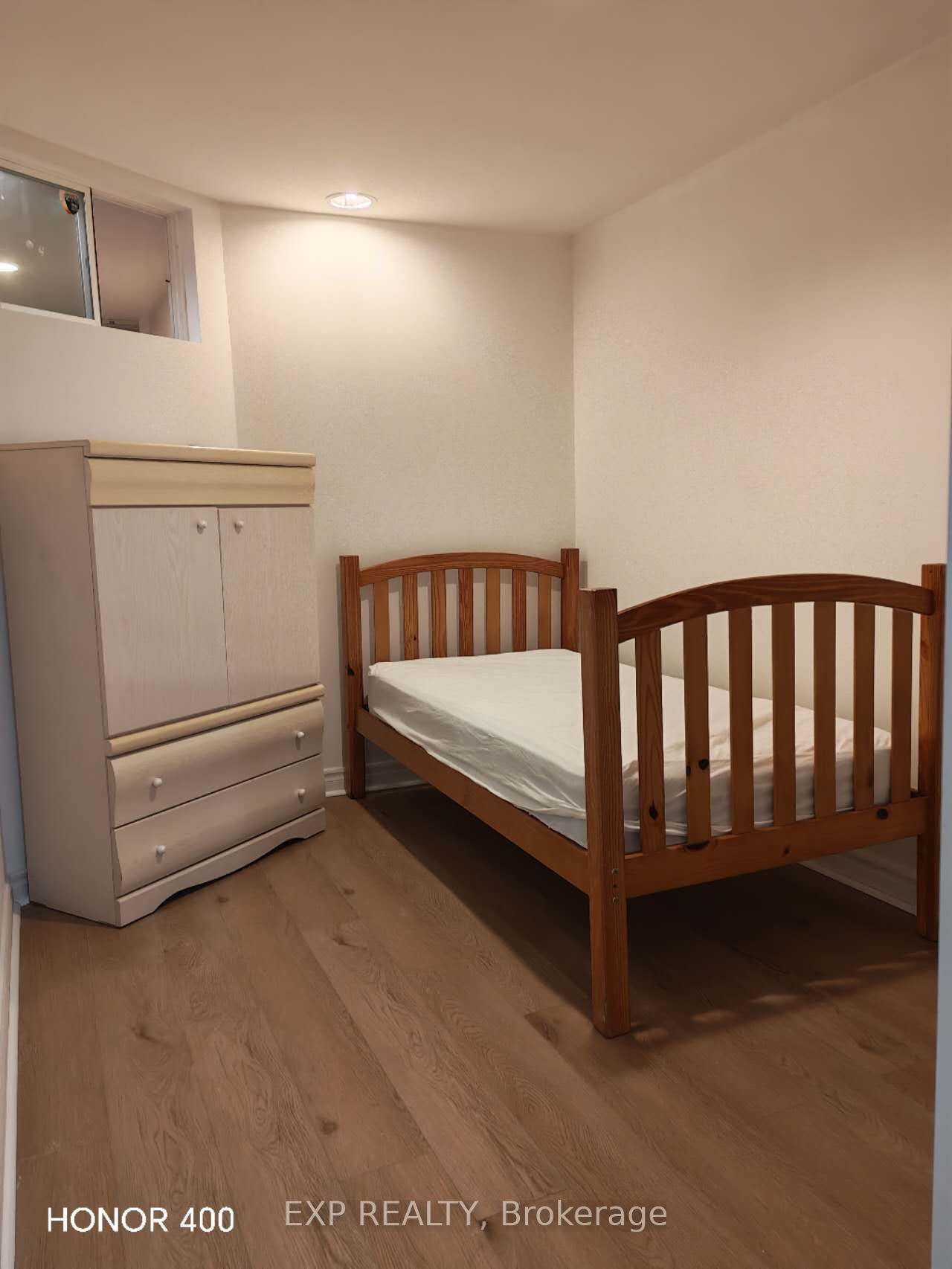 20 maureen Drive N Lower, Toronto, ON M2K 1J8 photo 4