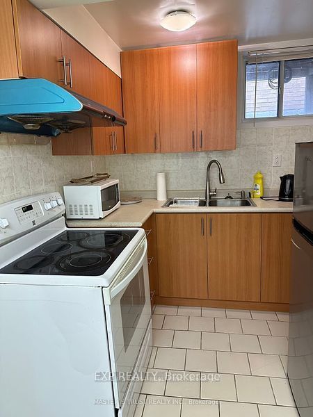 20 maureen Drive N Lower, Toronto, ON M2K 1J8 photo 5