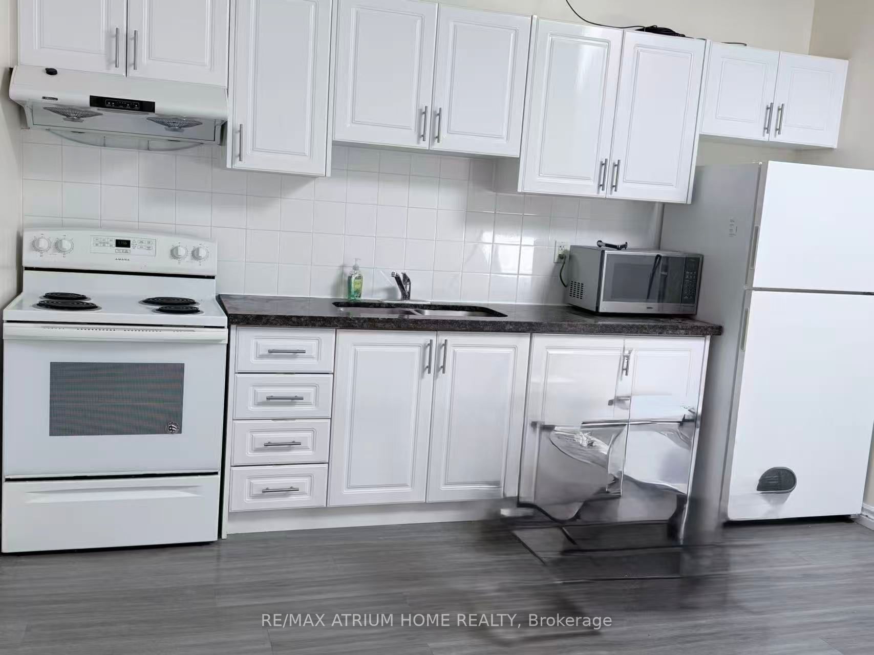 369 Spadina Avenue 301, Toronto, ON M5T 2G3