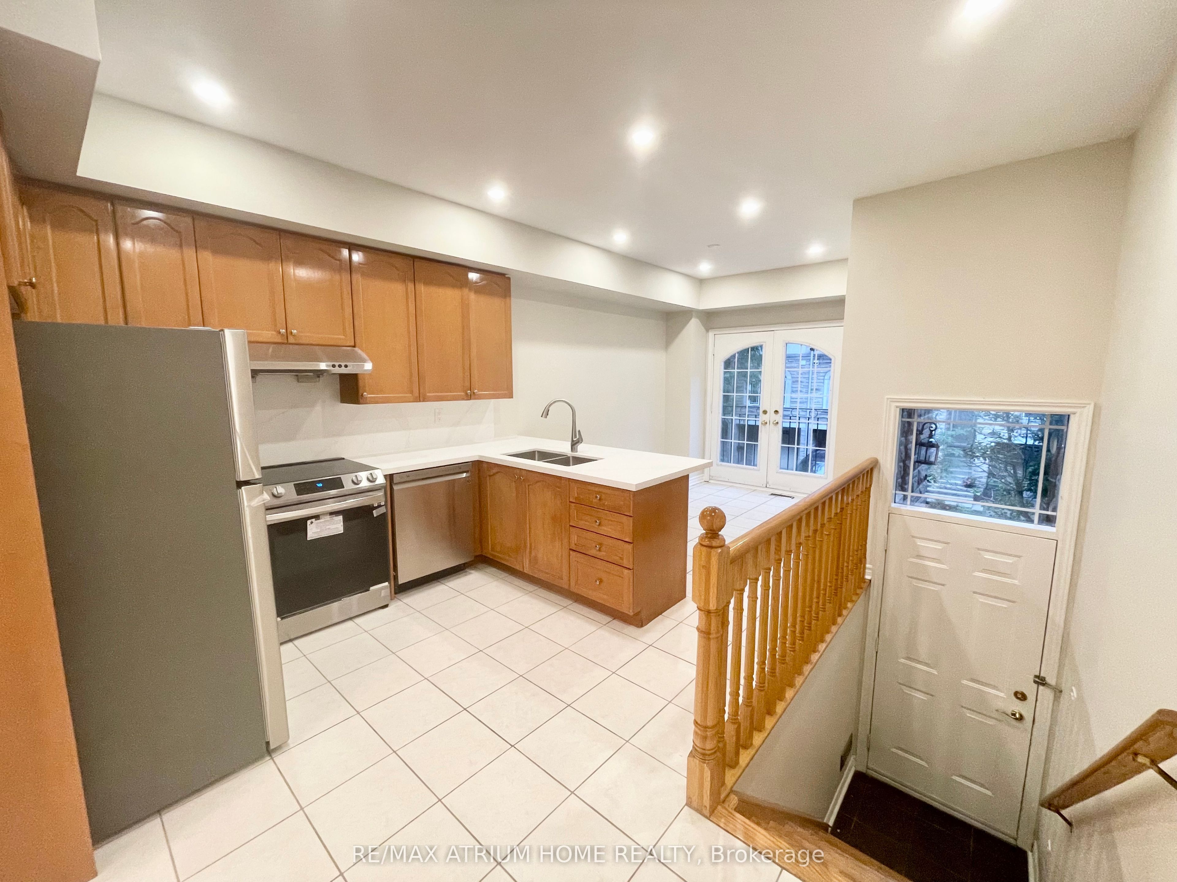 10 William Poole Way, Toronto, ON M2N 7A7 photo 3