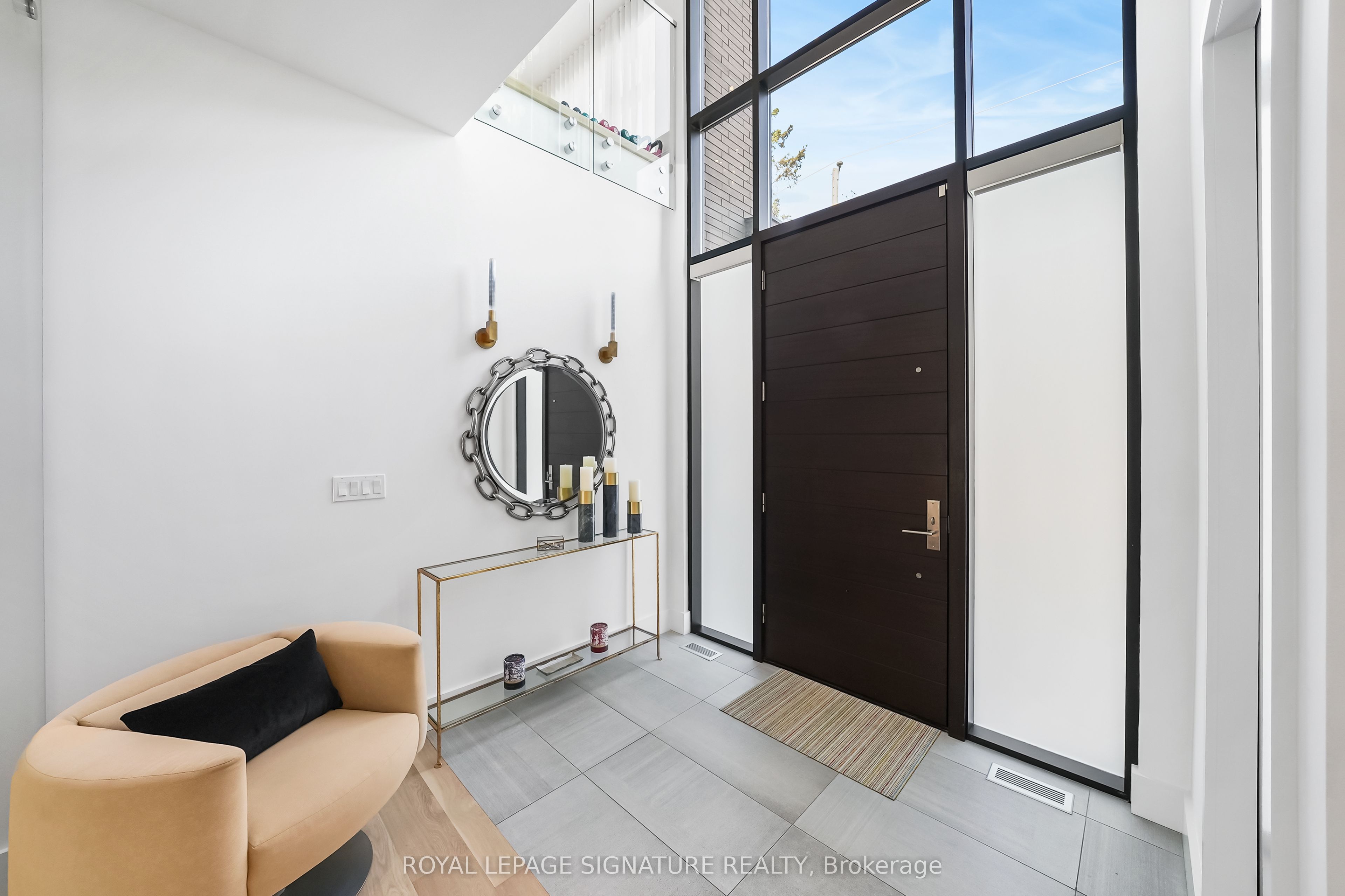 17 Nesbitt Drive, Toronto, ON M4W 2G2 photo 2