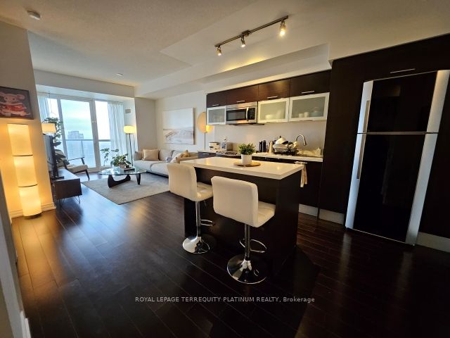386 Yonge Street 4205, Toronto, ON M5B 0A5 photo 2