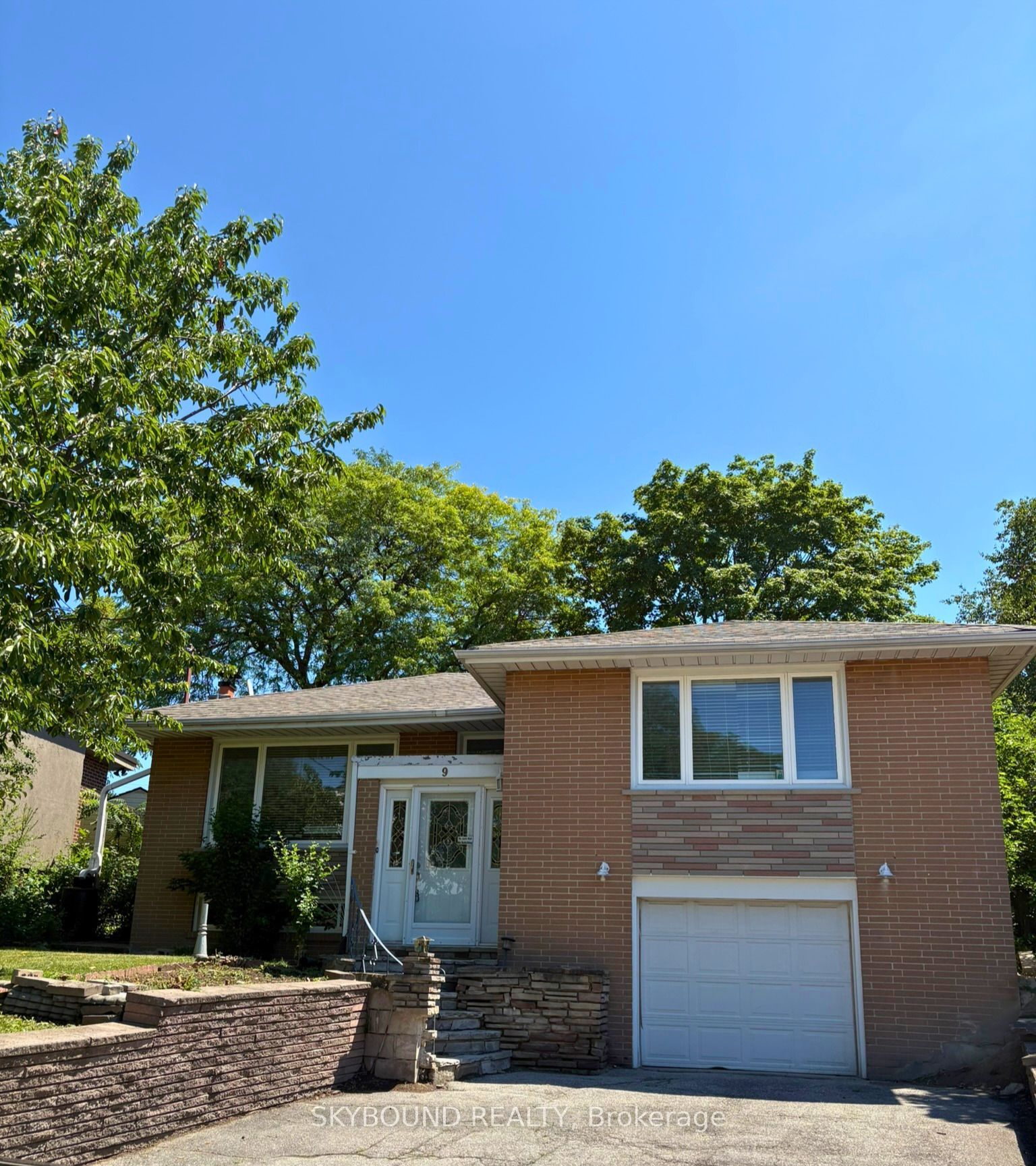 9 Caronport Crescent, Toronto, ON M3A 1G9