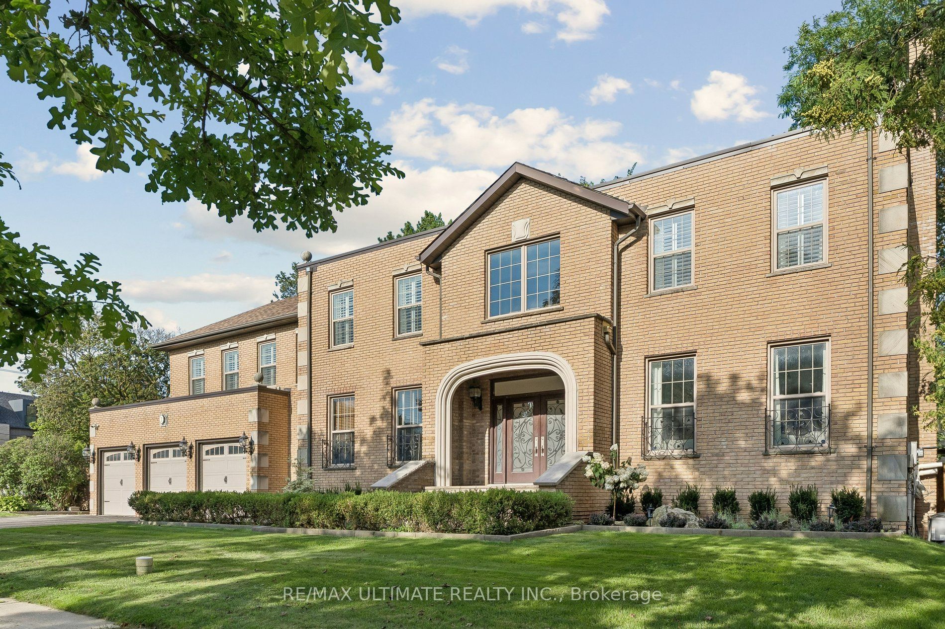 1 Versailles Court, Toronto, ON M3B 2A8