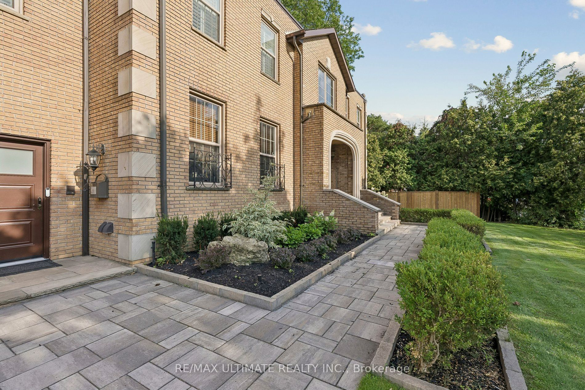 1 Versailles Court, Toronto, ON M3B 2A8 photo 3