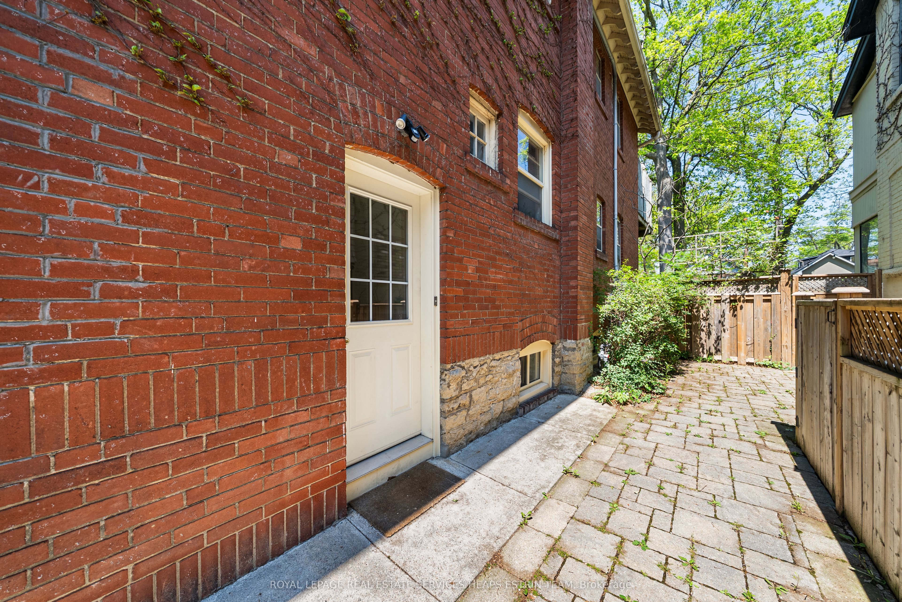 330 St Clair Avenue E Lower, Toronto, ON M4T 1P4 photo 2