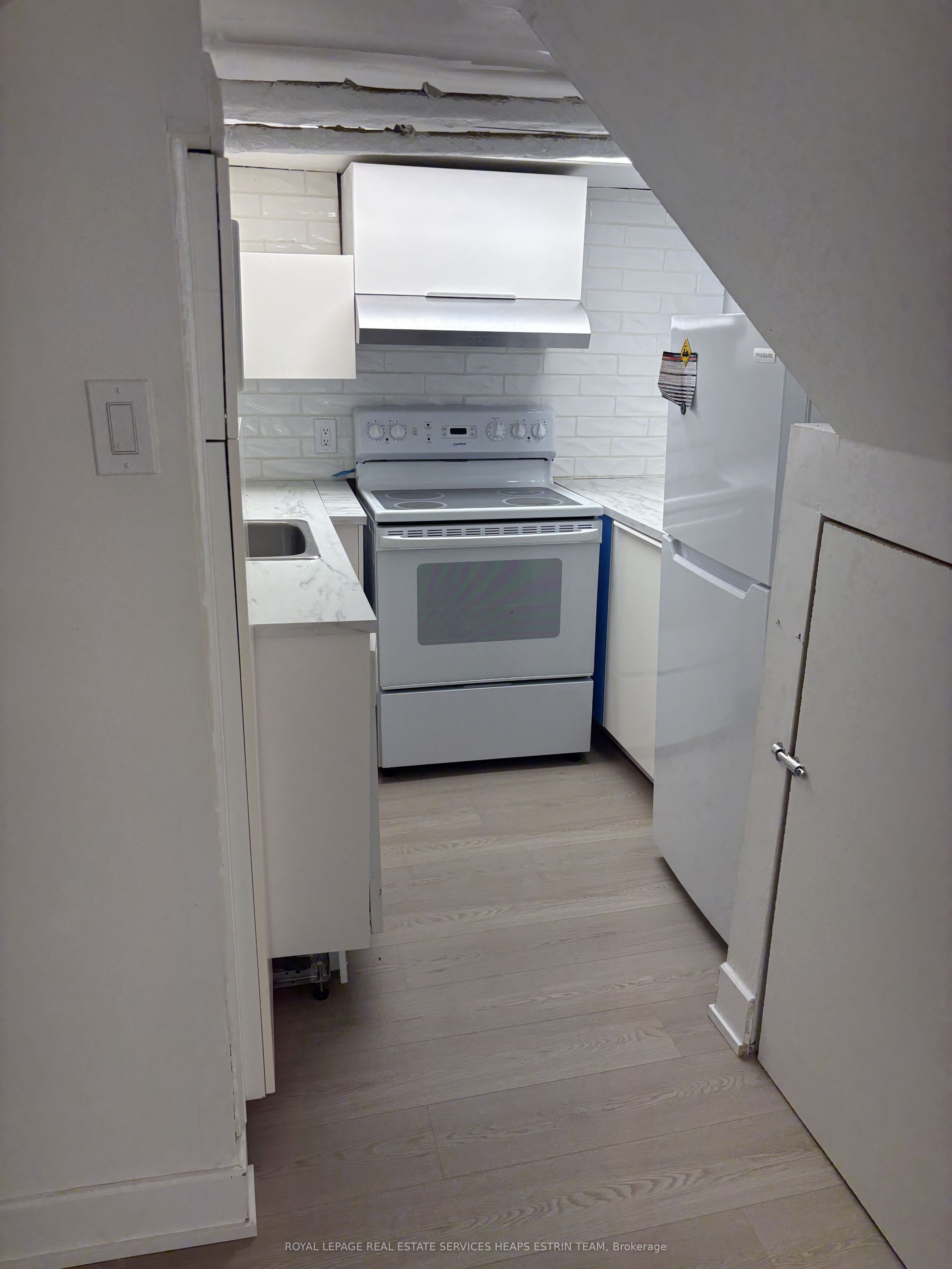 330 St Clair Avenue E Lower, Toronto, ON M4T 1P4 photo 4