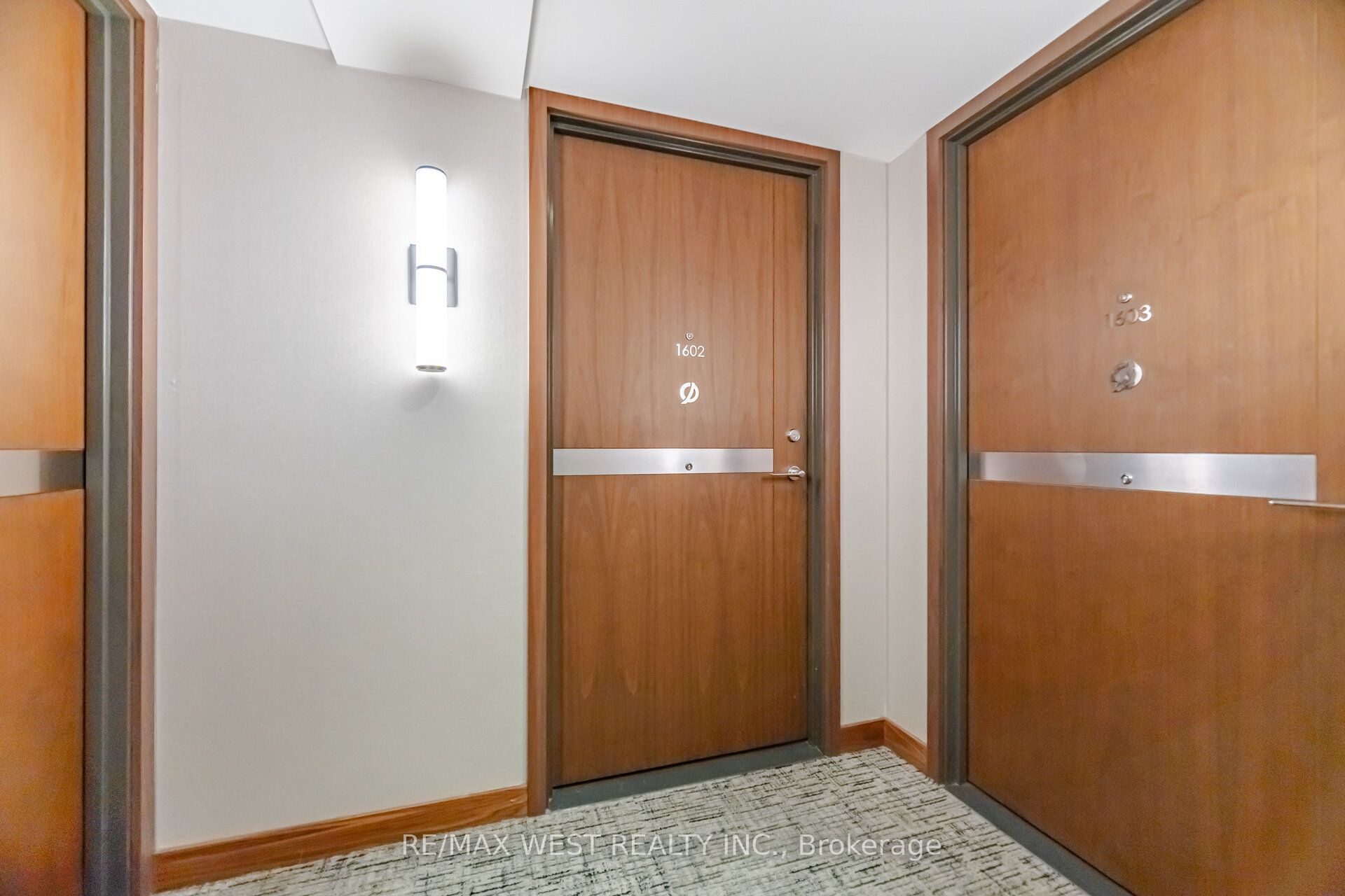 17 Bathurst Street 1602, Toronto, ON M5V 0N1 photo 3