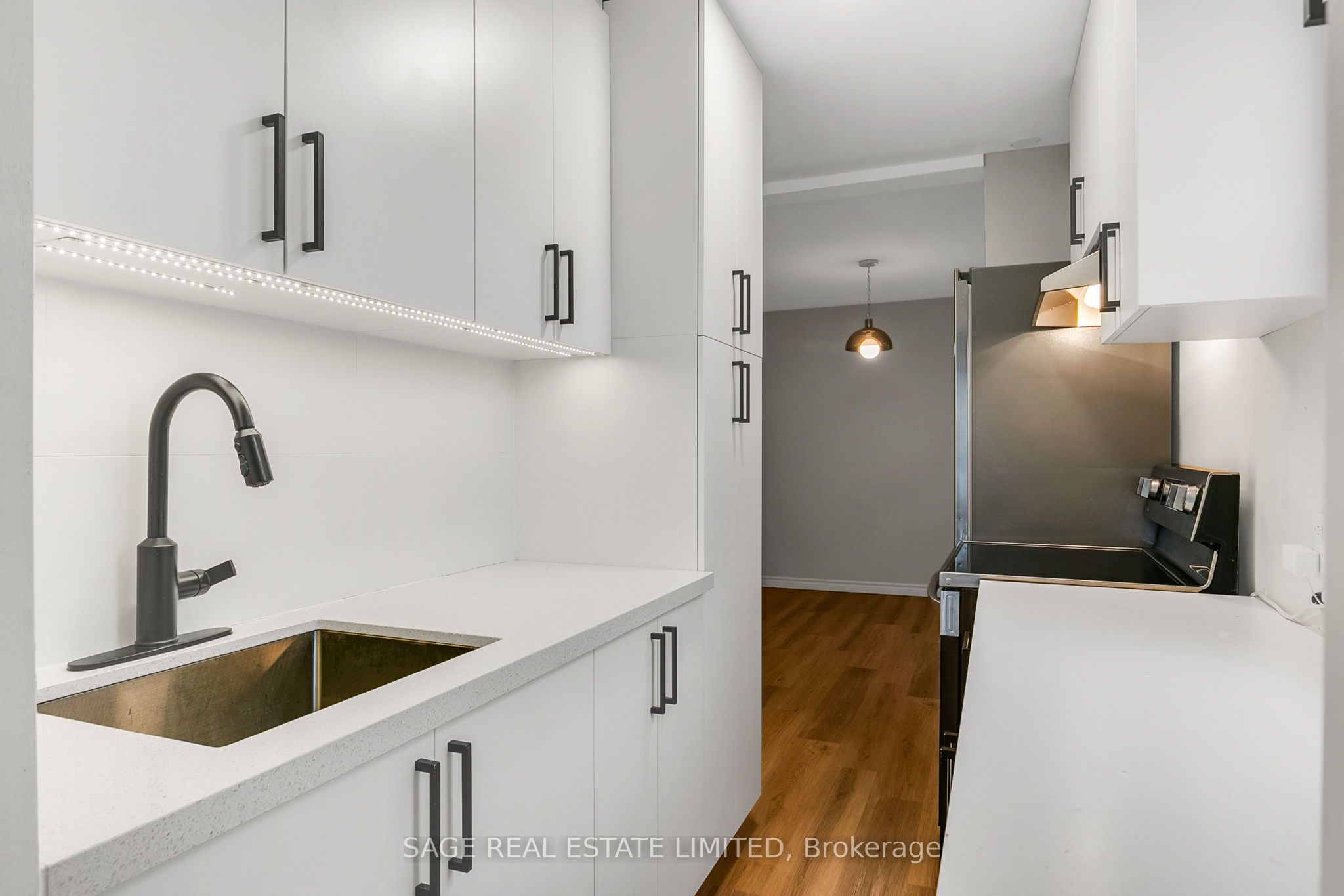 633 St Clair Avenue W Upper, Toronto, ON M6C 1A7