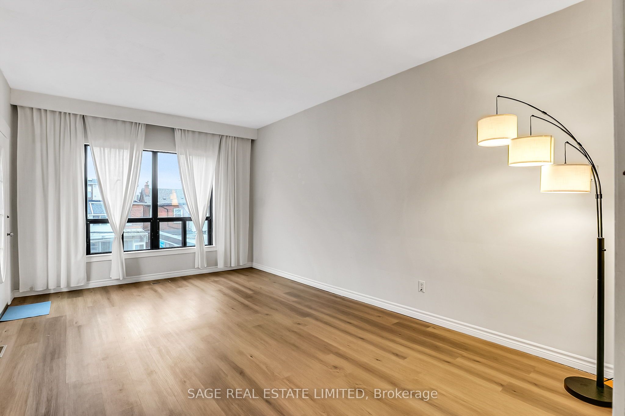 633 St Clair Avenue W Upper, Toronto, ON M6C 1A7 photo 5