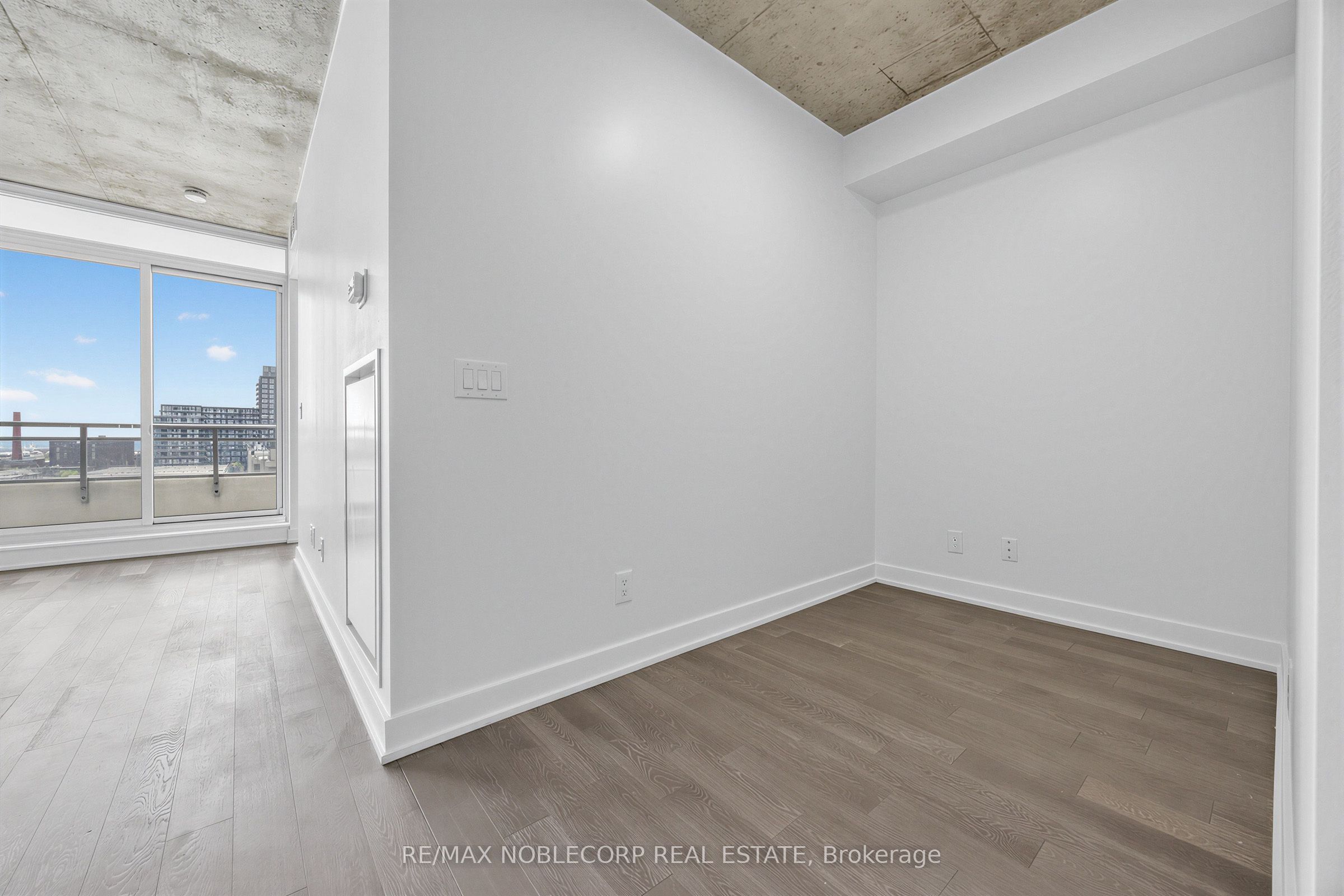 20 Minowan Miikan Lane 1006, Toronto, ON M6J 0E5 photo 5