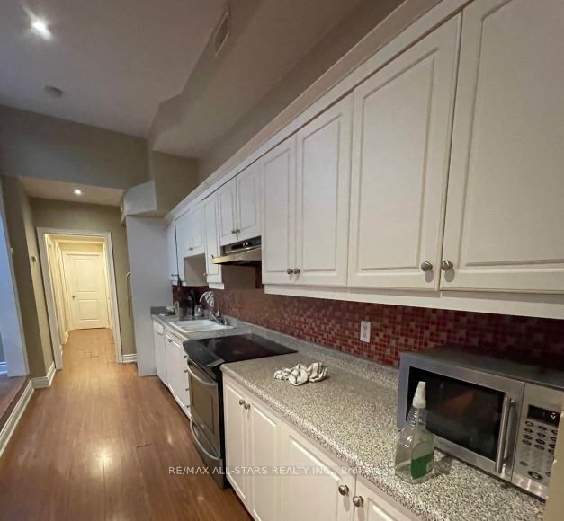 243 Lippincott Street, Toronto, ON M5S 2P4 photo 3