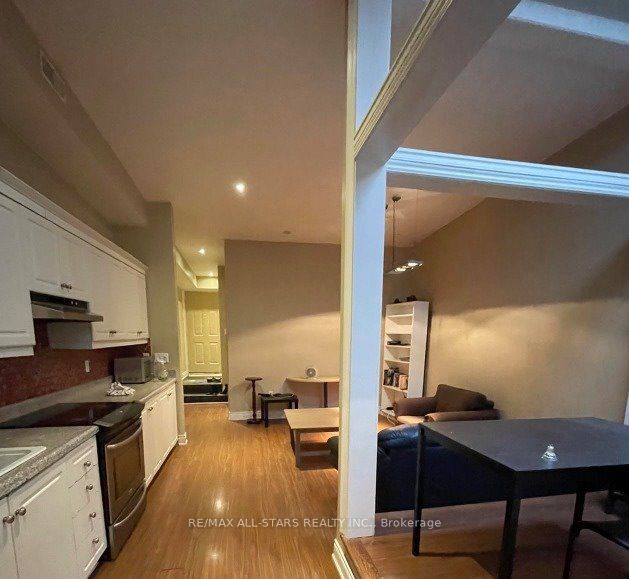 243 Lippincott Street, Toronto, ON M5S 2P4 photo 4