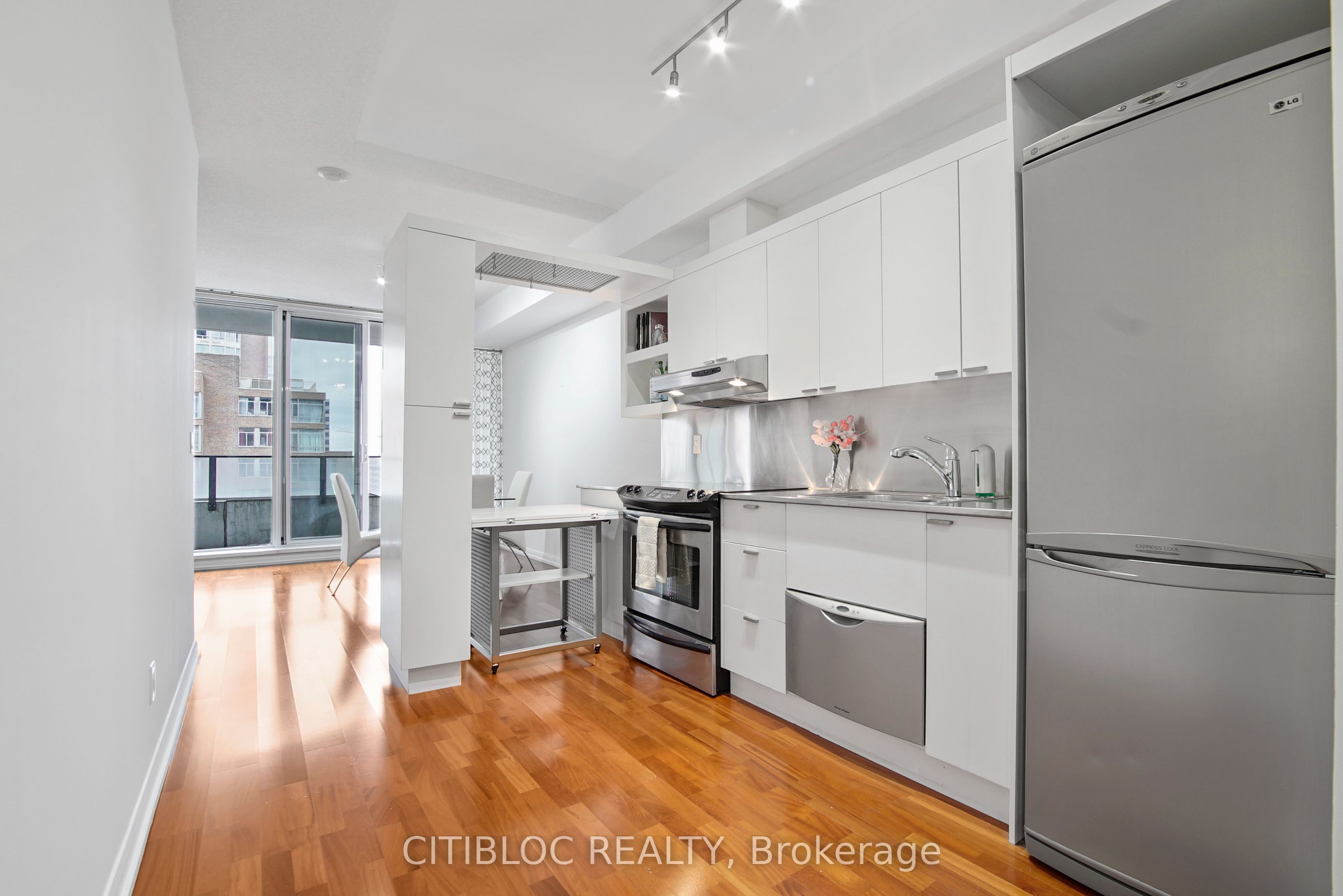 111 Elizabeth Street 1622, Toronto, ON M5G 1P7 photo 2