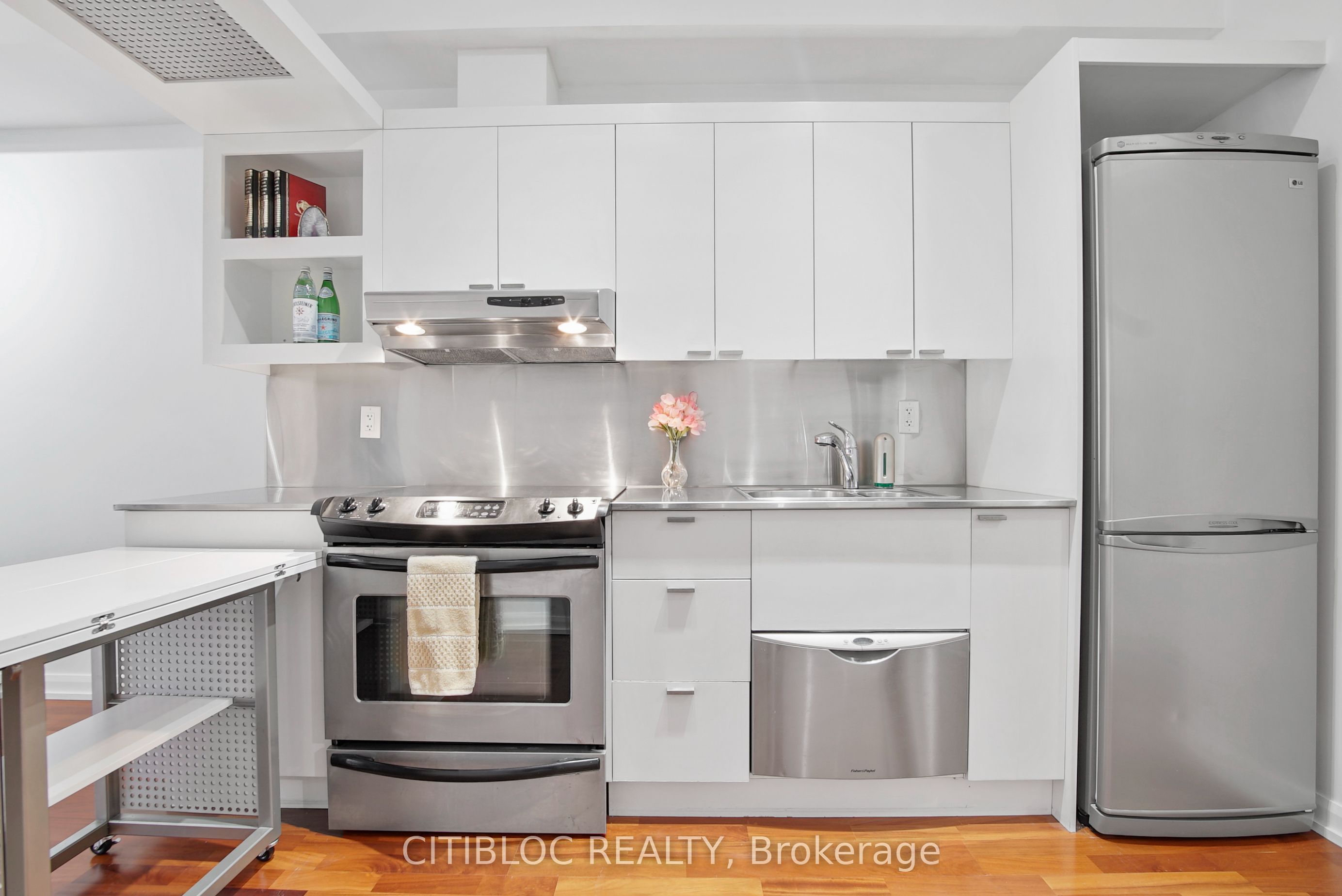 111 Elizabeth Street 1622, Toronto, ON M5G 1P7 photo 3