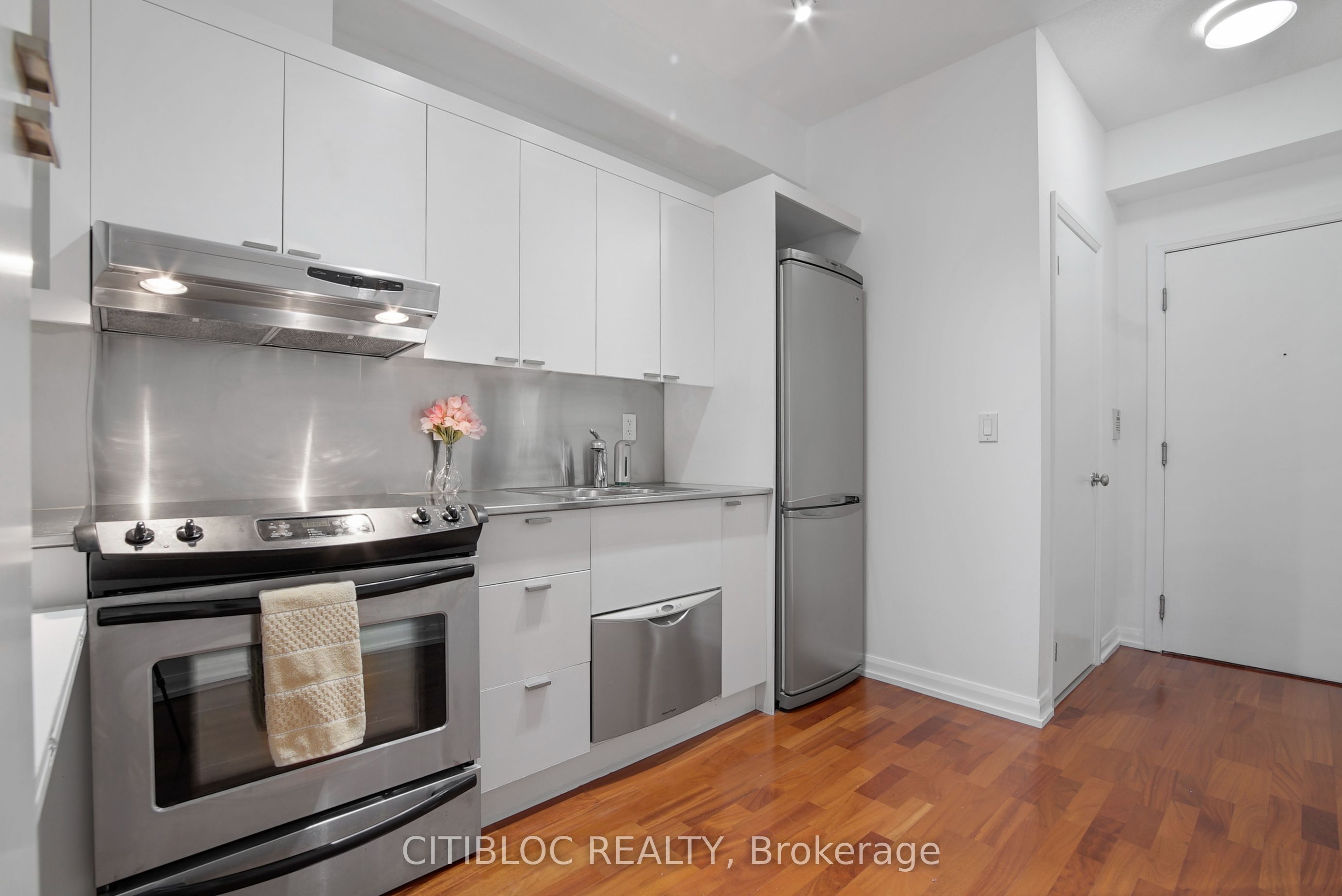 111 Elizabeth Street 1622, Toronto, ON M5G 1P7 photo 5