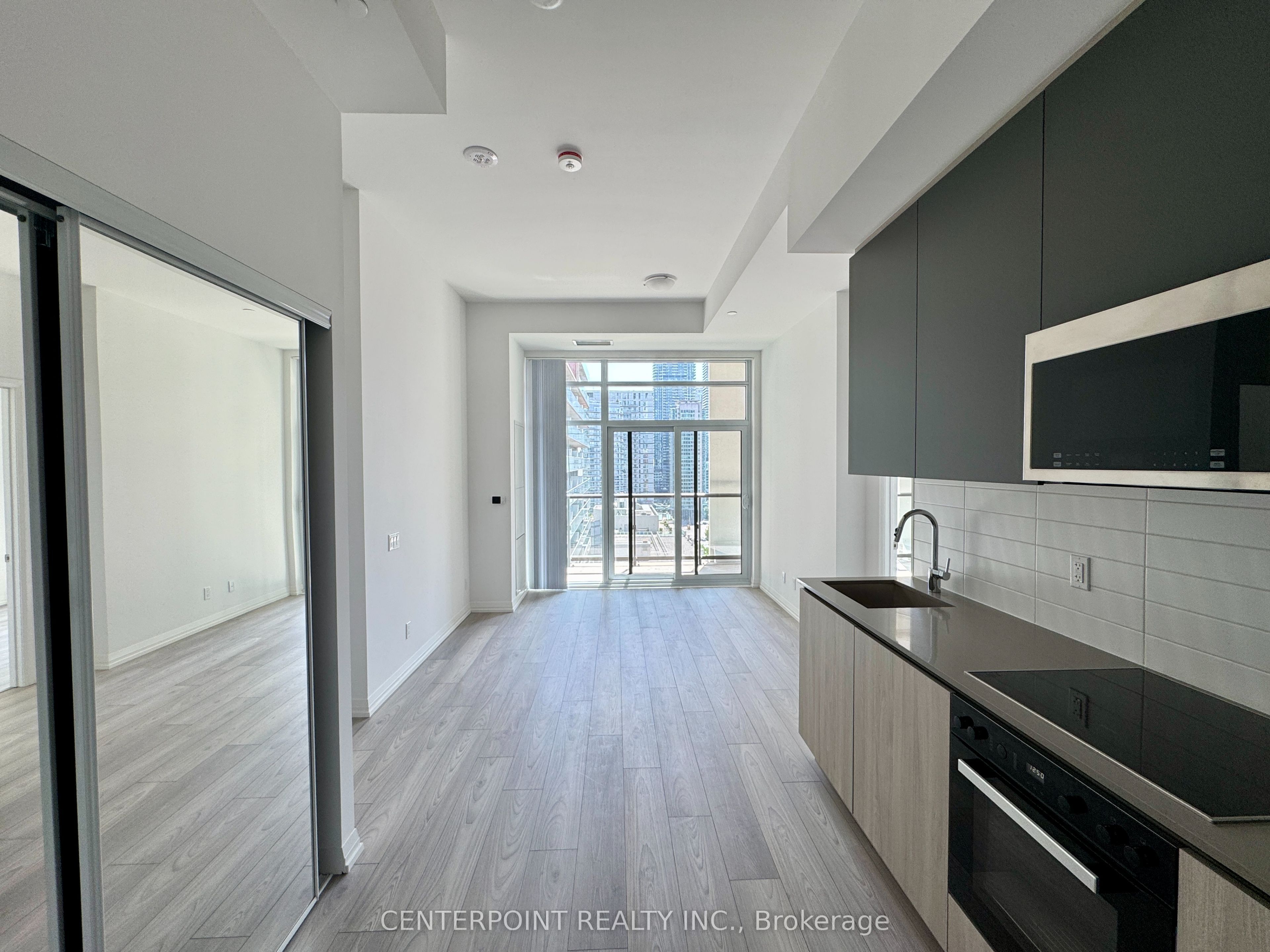 400 King Street W 1117, Toronto, ON M5V 0X8 photo 3