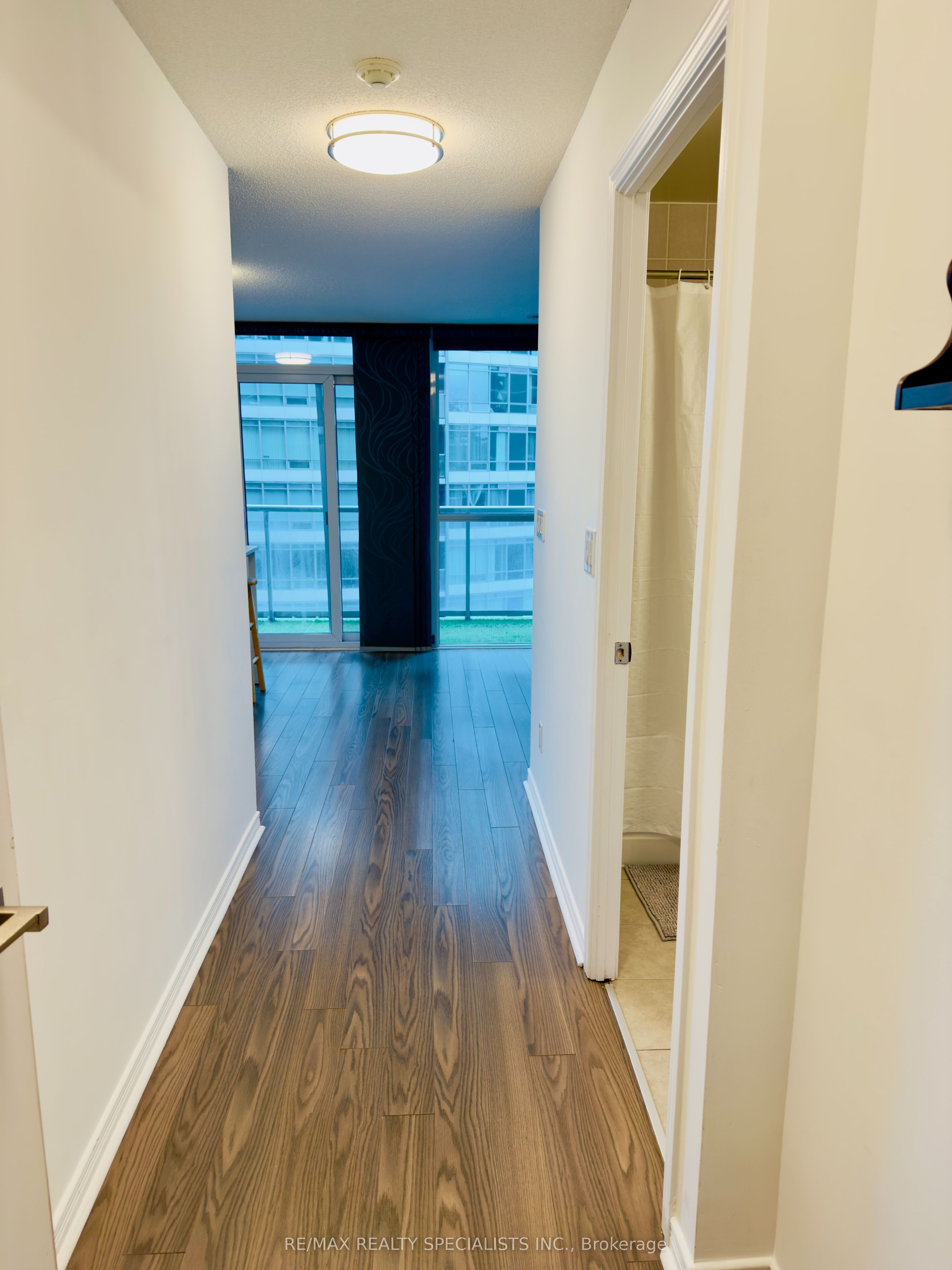 352 Front Street 1007, Toronto, ON M5V 1B5 photo 3