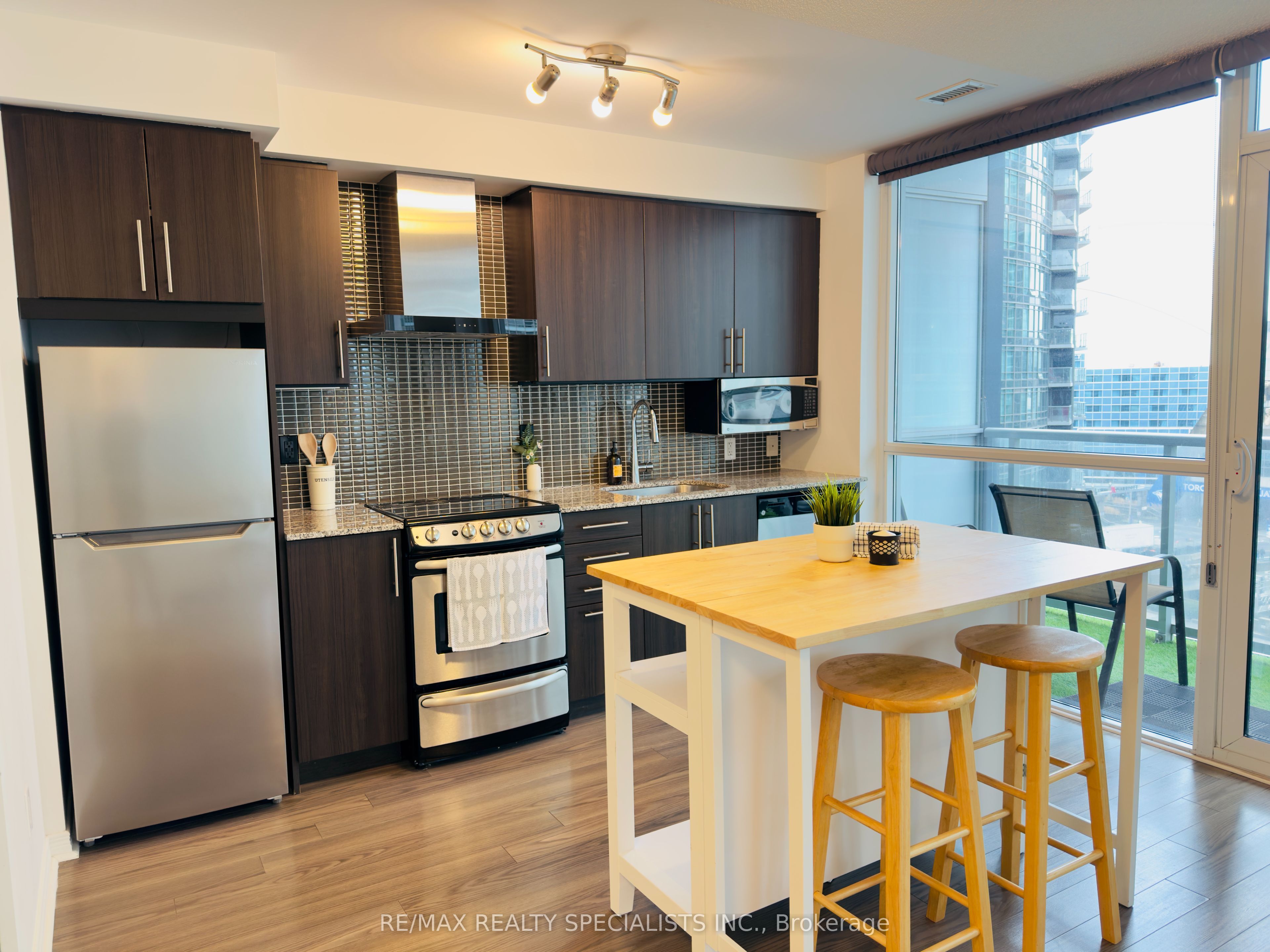 352 Front Street 1007, Toronto, ON M5V 1B5 photo 4