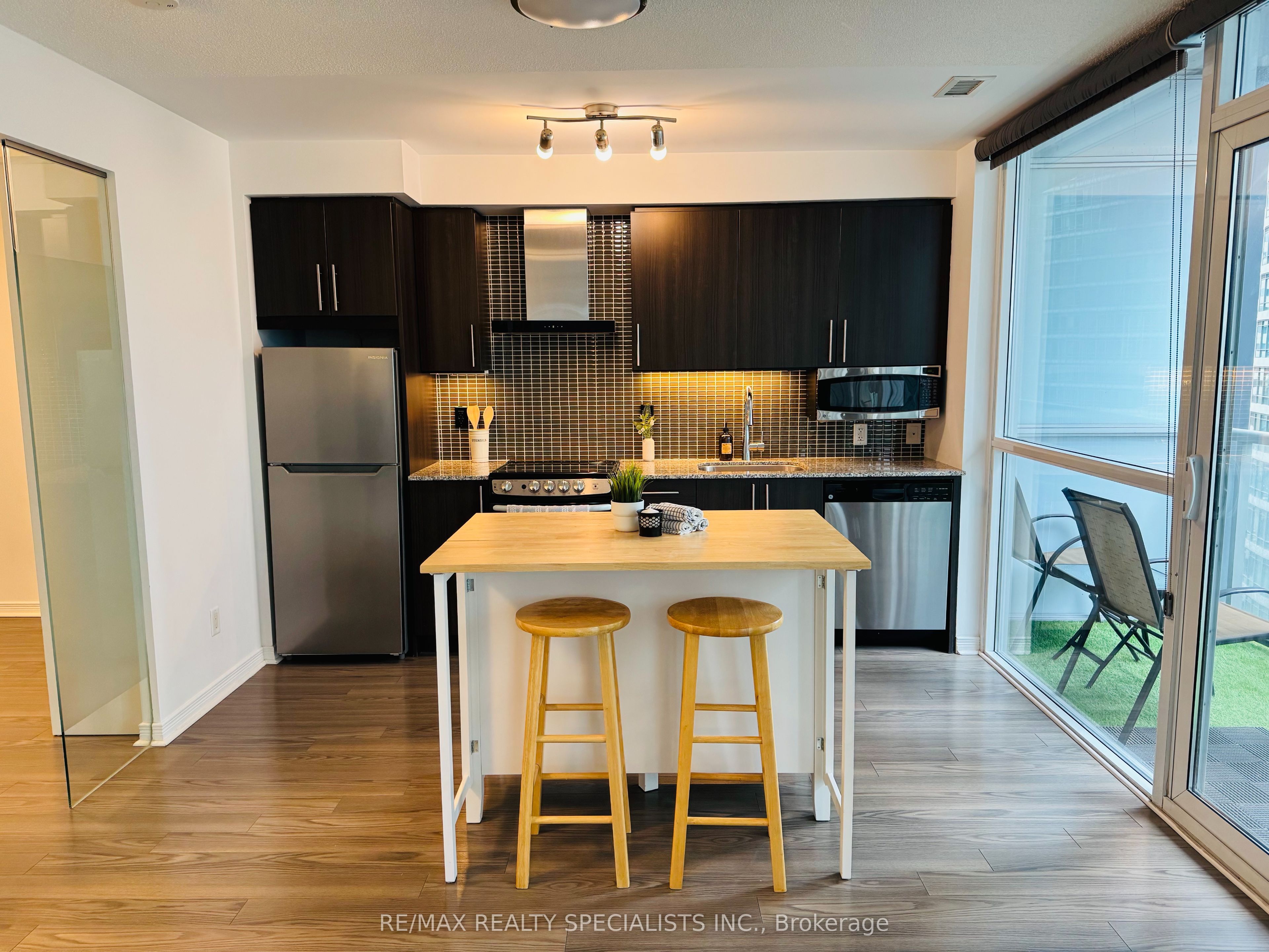 352 Front Street 1007, Toronto, ON M5V 1B5 photo 5