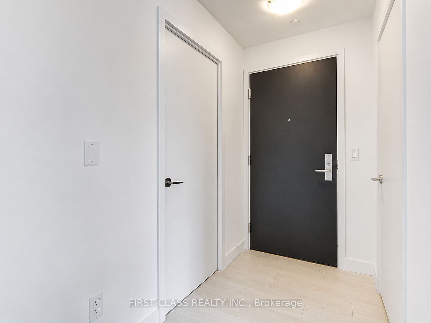 8 Eglinton Avenue E 612, Toronto, ON M4P 0C1 photo 2