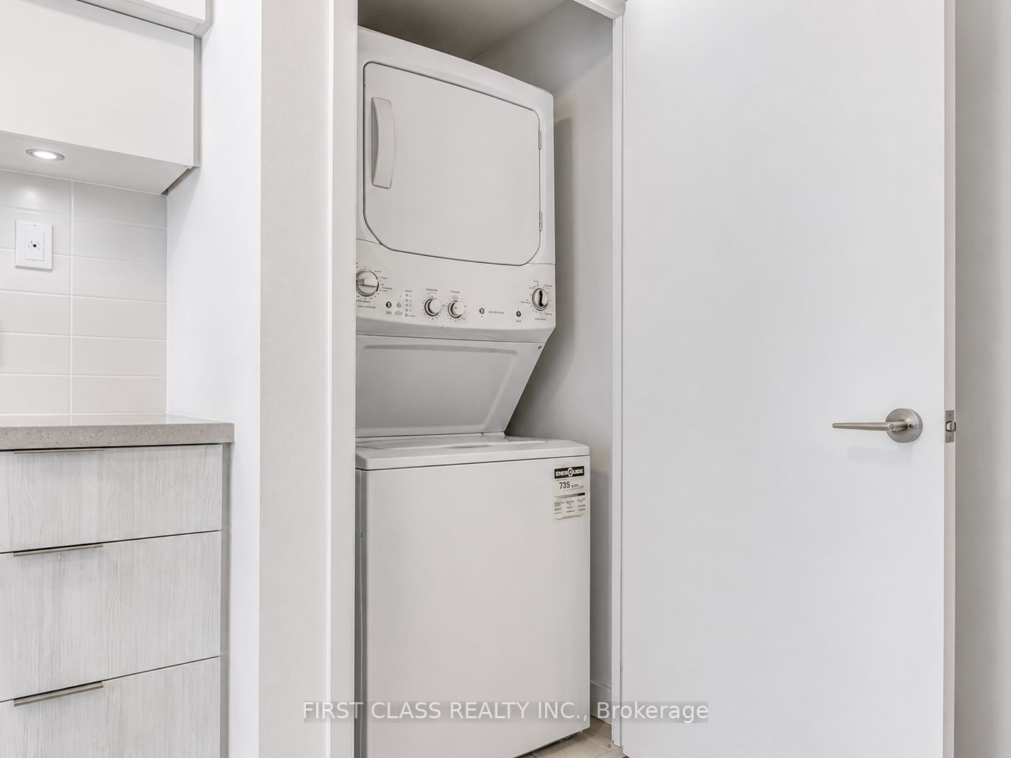 8 Eglinton Avenue E 612, Toronto, ON M4P 0C1 photo 3