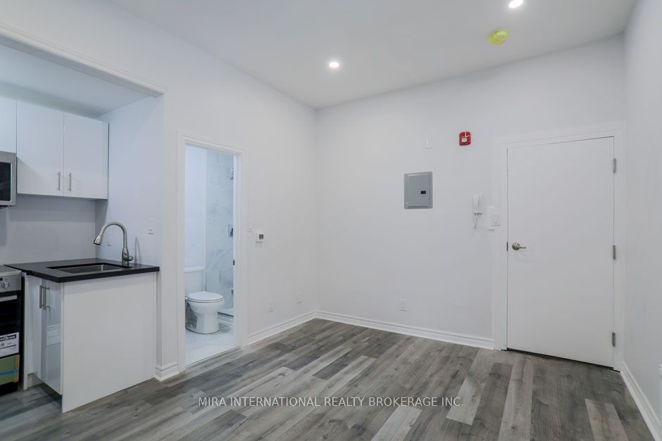 210 Carlton Street 102, Toronto, ON M5A 2L1 photo 5