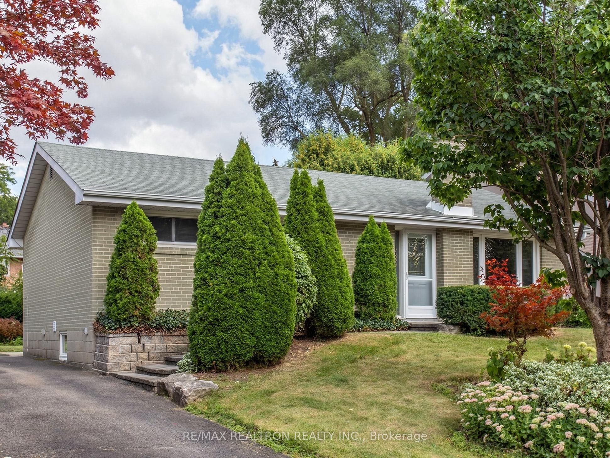 56 Ternhill Crescent, Toronto, ON M3C 2E5 photo 2