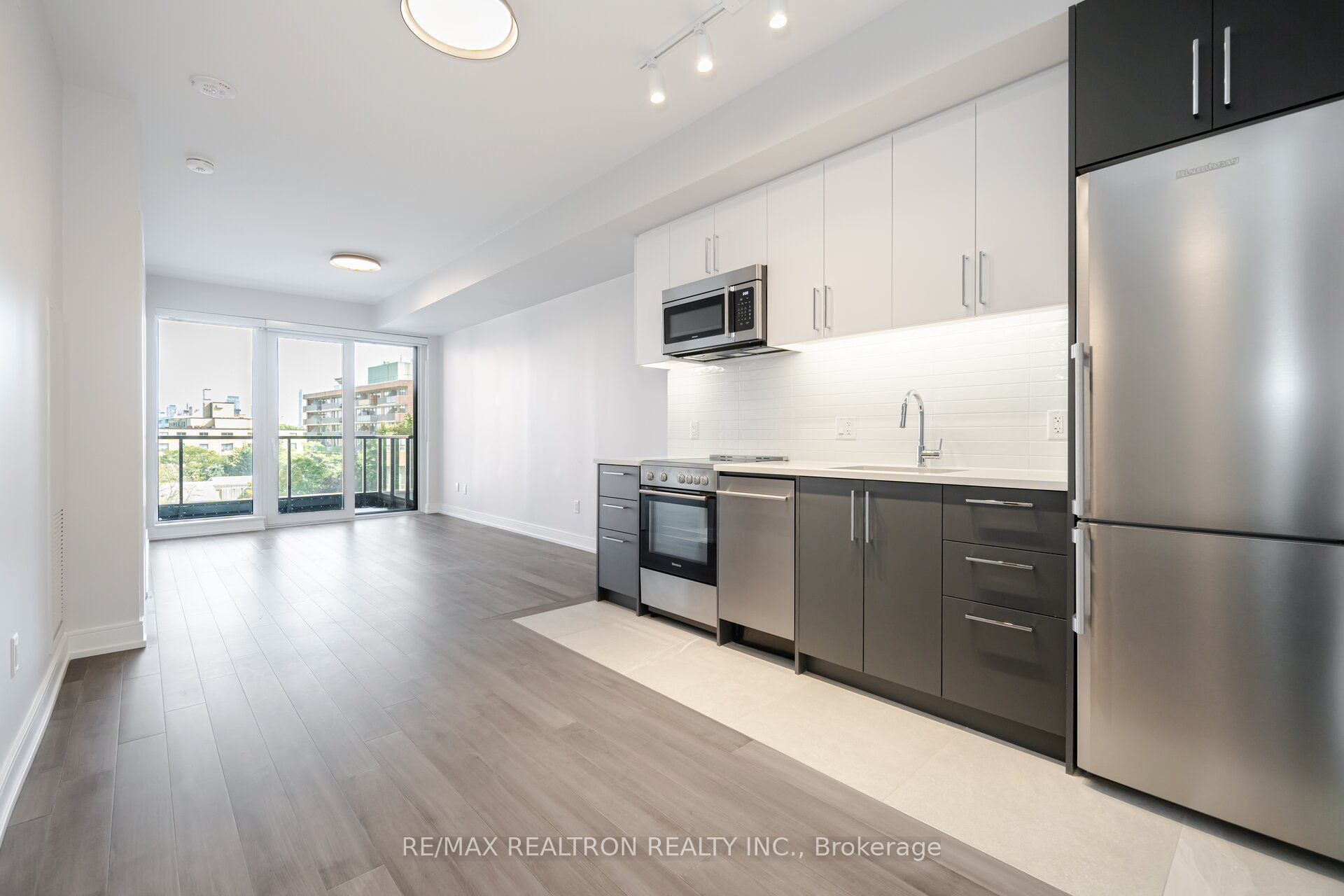 2525 Bathurst Street 402, Toronto, ON M6B 2Y9 photo 2