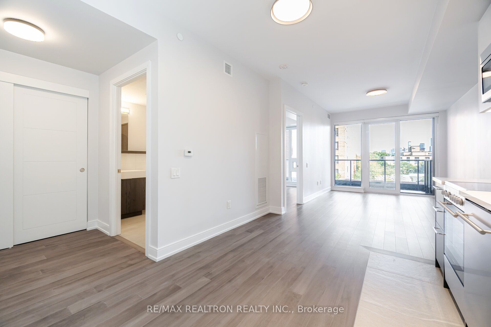 2525 Bathurst Street 402, Toronto, ON M6B 2Y9 photo 3