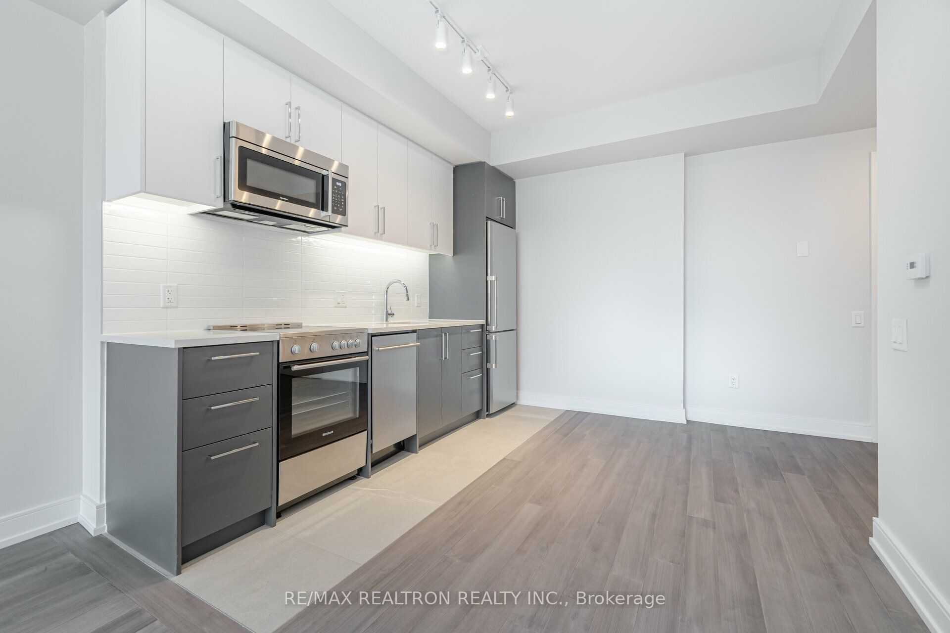 2525 Bathurst Street 402, Toronto, ON M6B 2Y9 photo 4