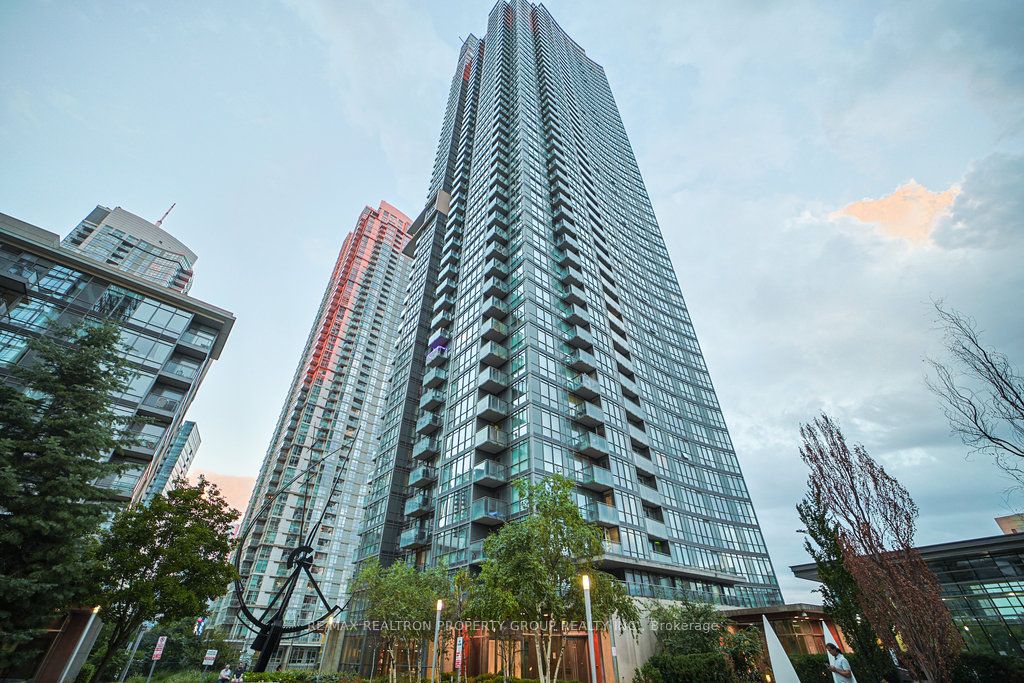 11 Brunel Court 2605, Toronto, ON M5V 3Y3