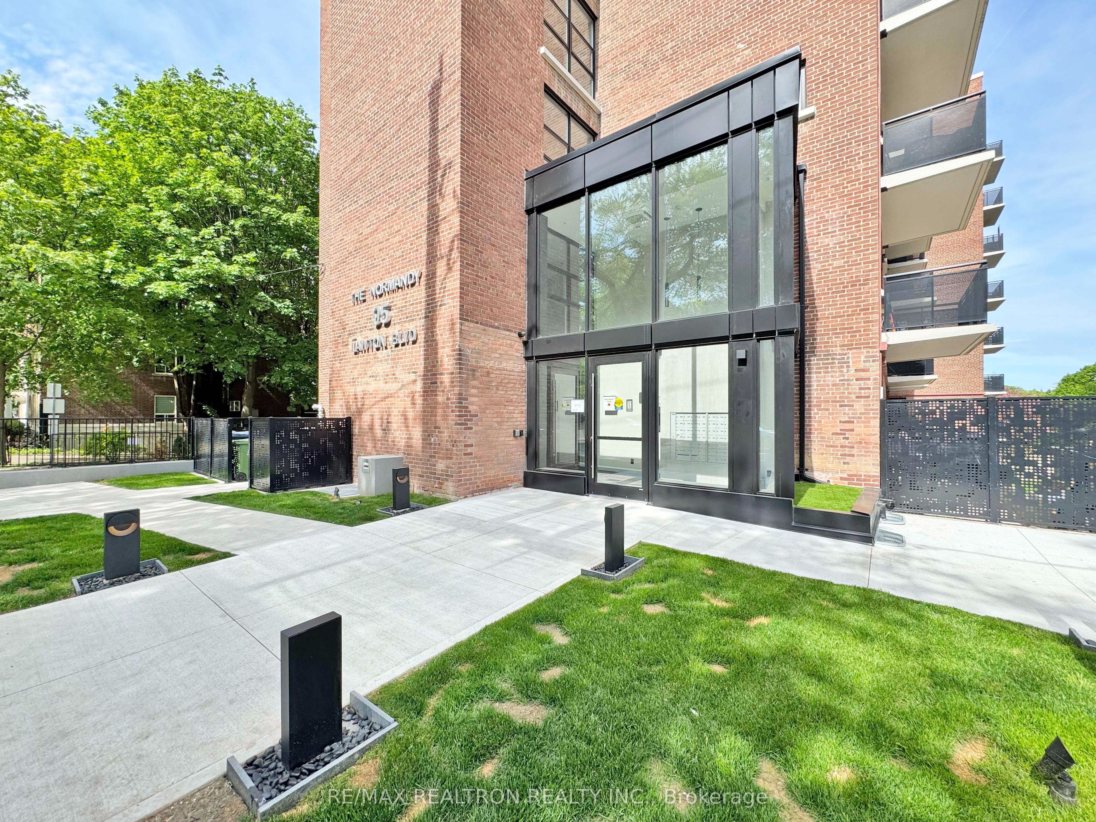 95 Lawton Boulevard 207, Toronto, ON M4V 1Z8 photo 4