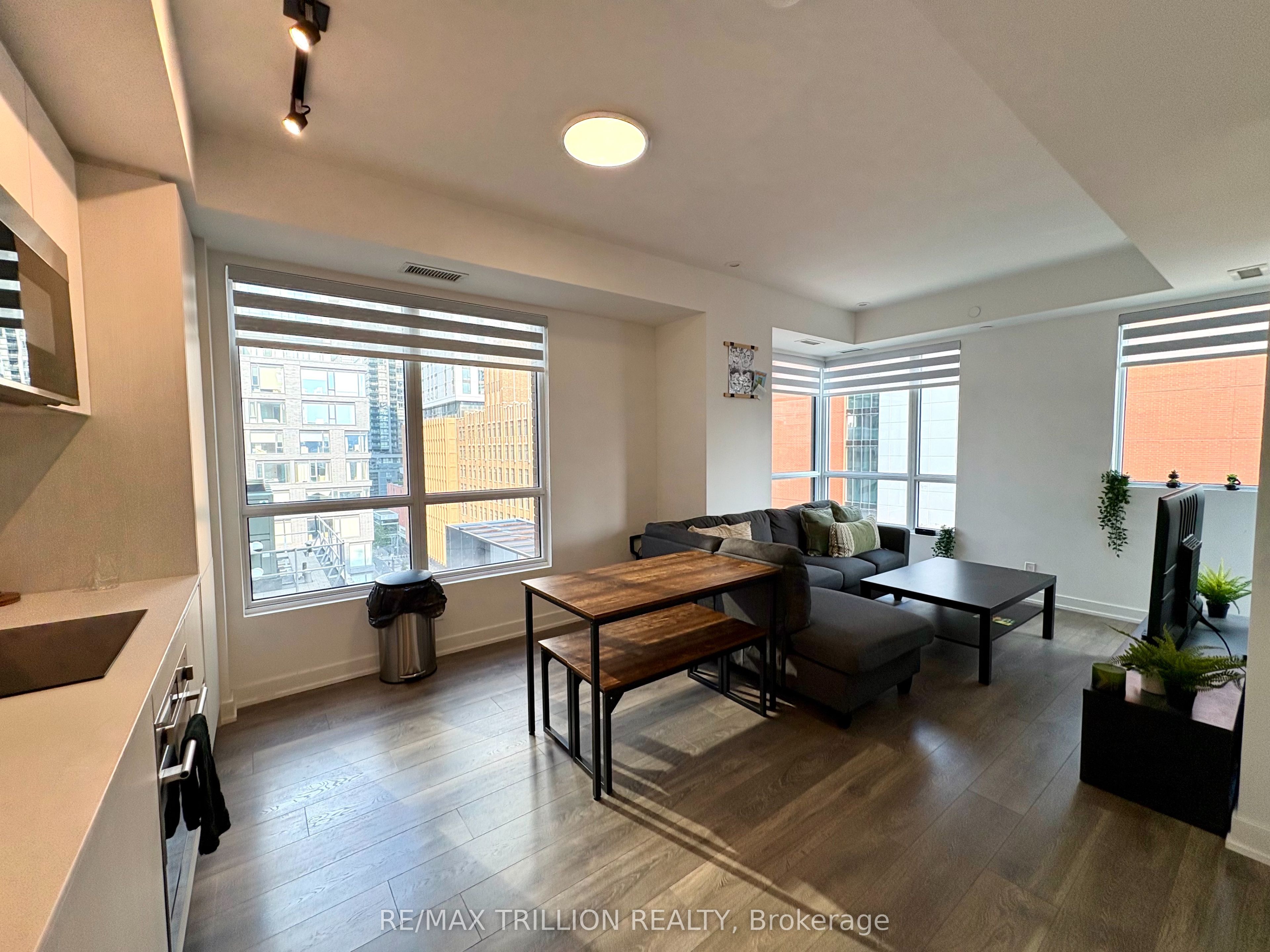 108 Peter Street 1016, Toronto, ON M5V 0W2 photo 3