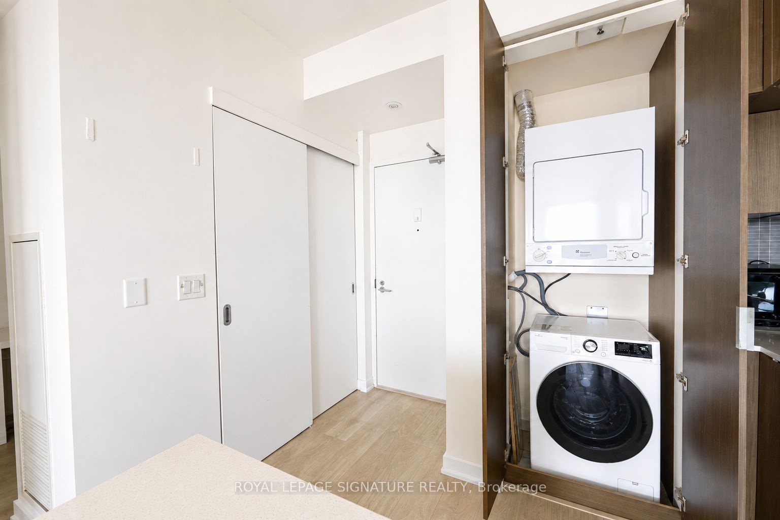 110 Charles Street E, Toronto, ON M4Y 2W7 photo 3