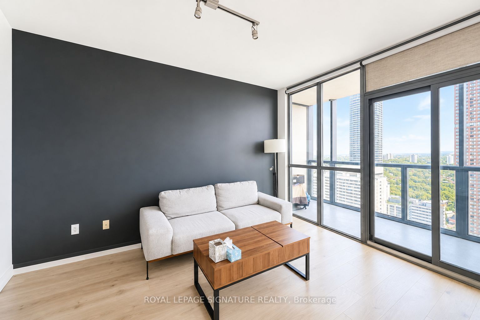 110 Charles Street E, Toronto, ON M4Y 2W7 photo 4