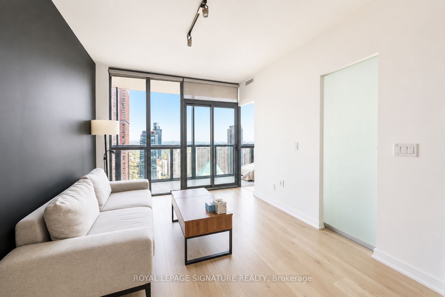 110 Charles Street E, Toronto, ON M4Y 2W7 photo 5