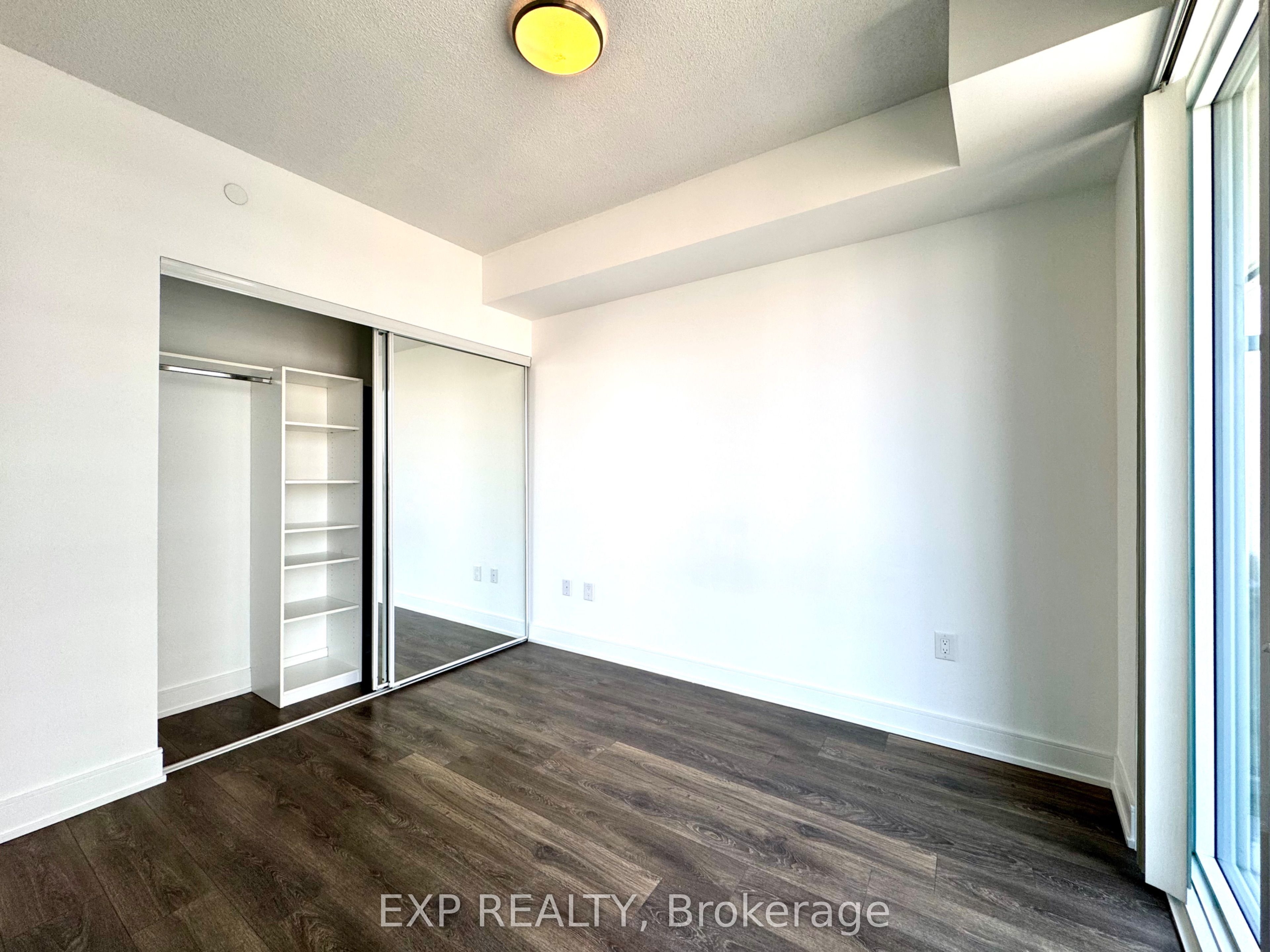 89 McGill Street 2704, Toronto, ON M5B 0B1 photo 5