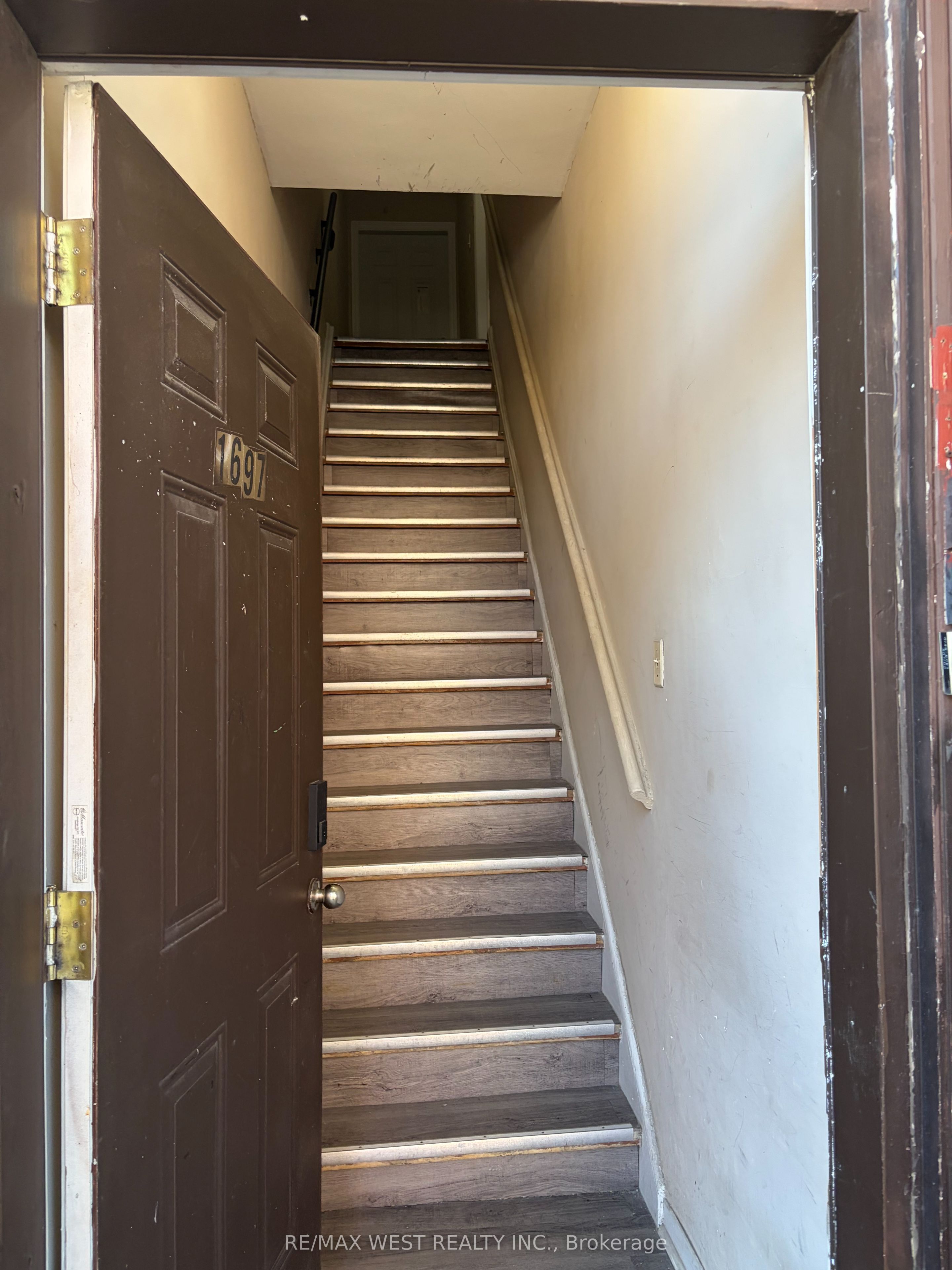 1697 Dundas Street W Apt 1, Toronto, ON M6K 1V2 photo 2
