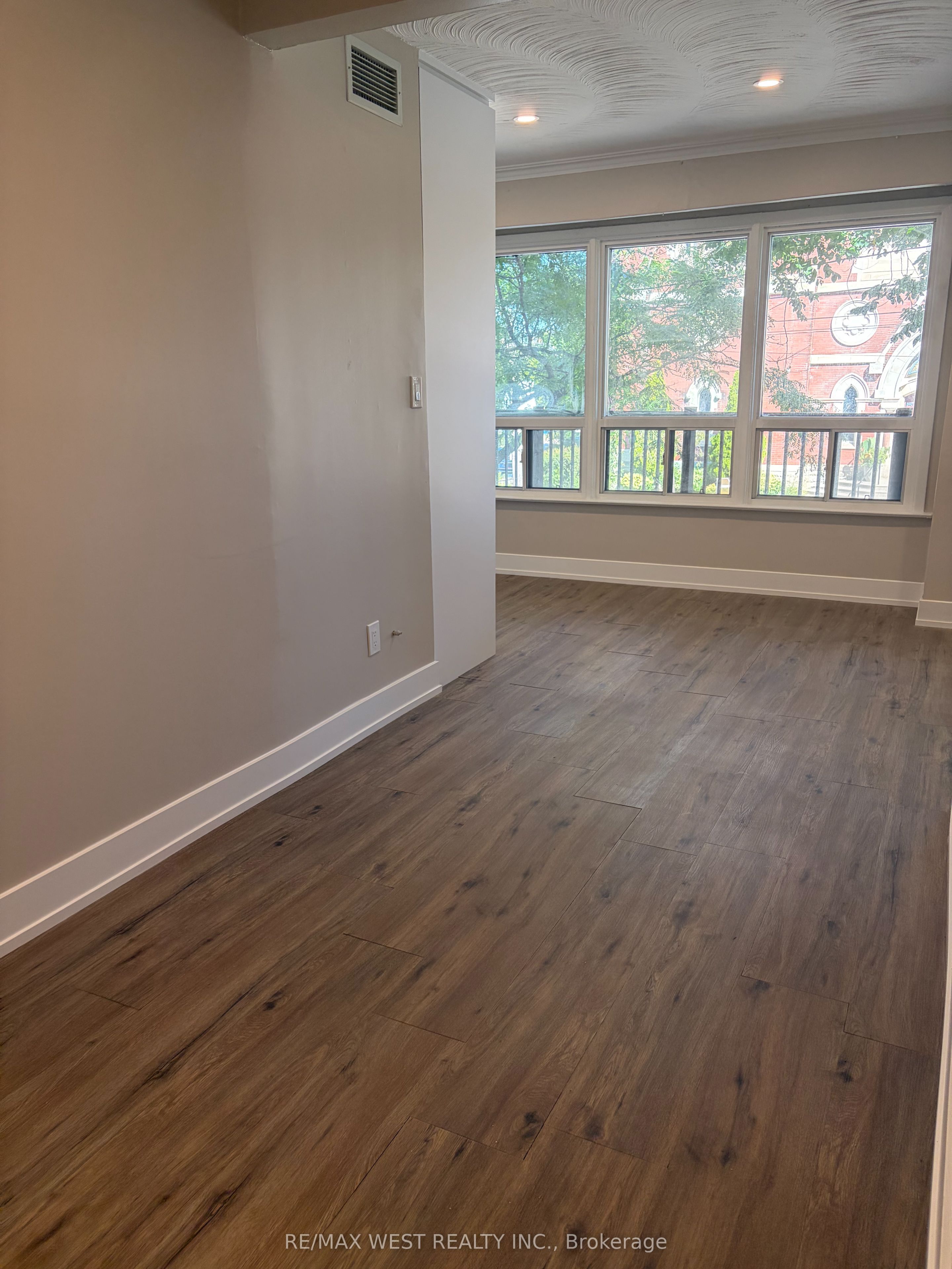 1697 Dundas Street W Apt 1, Toronto, ON M6K 1V2 photo 3