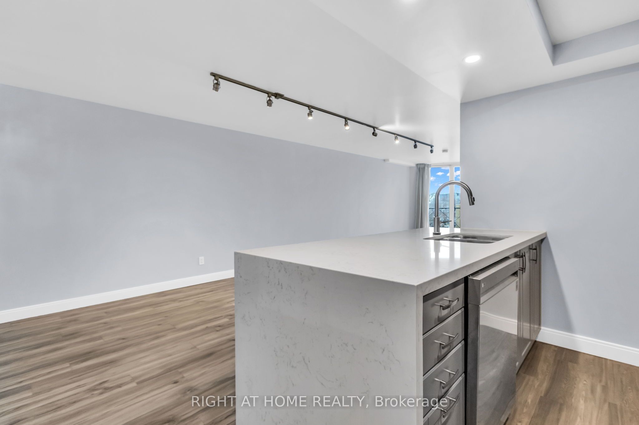 356 Mcrae Drive 406, Toronto, ON M4G 4G4 photo 4