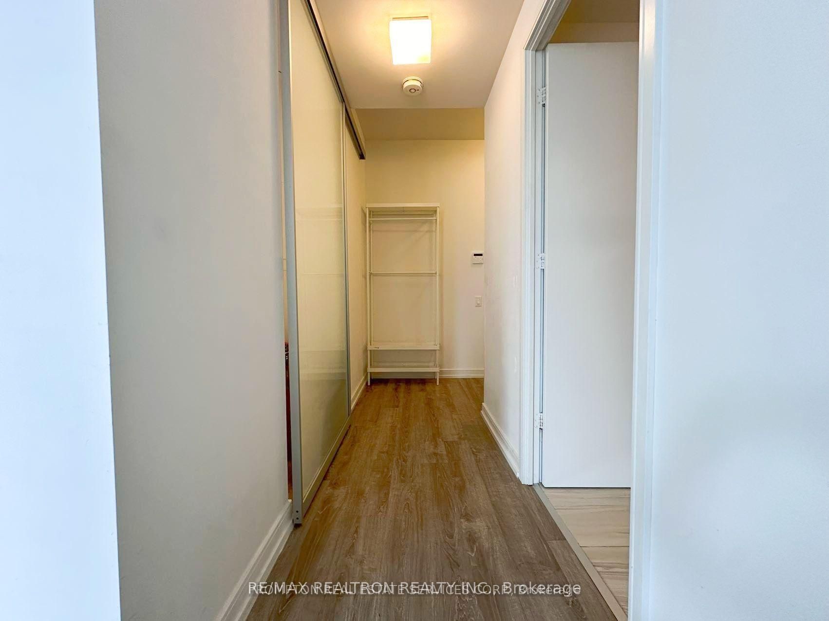 28 Wellesley Street E 1002, Toronto, ON M4Y 1G3 photo 4