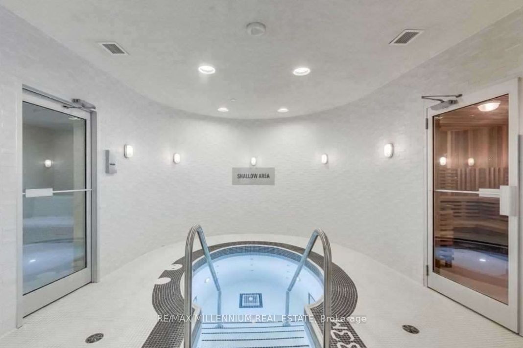 14 York Street 3612, Toronto, ON M5J 2Z2 photo 3